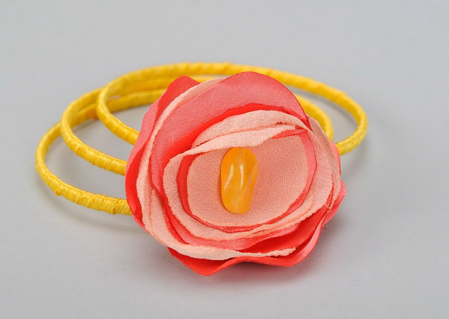 Armband mit Blumen aus Organza Orangefarbige Stimmung foto 1