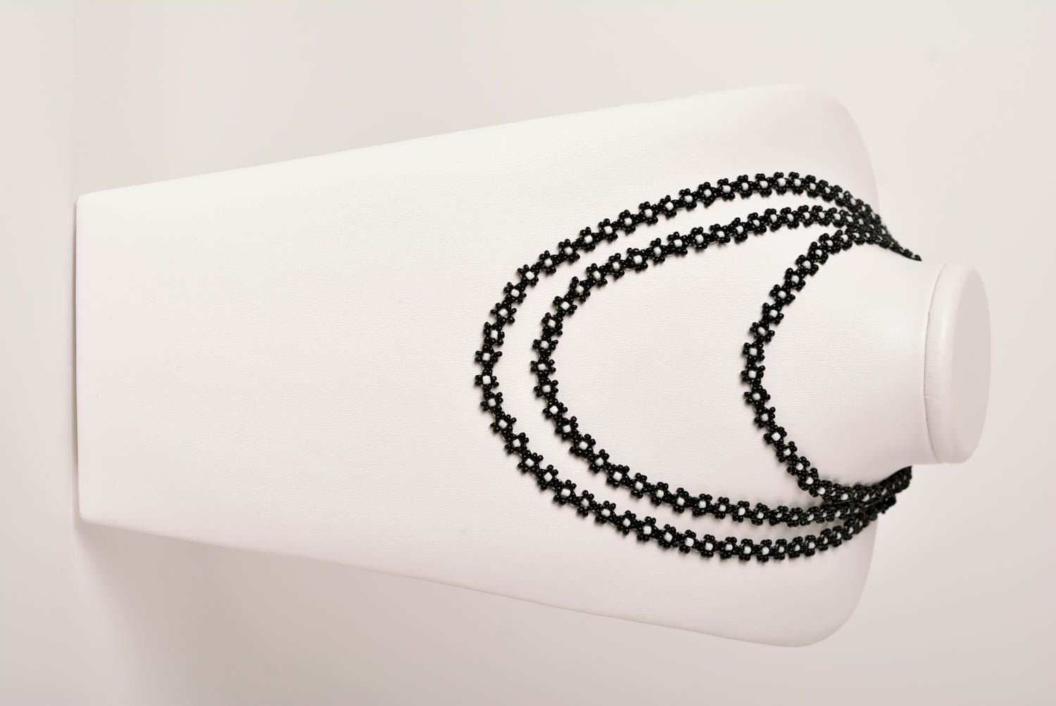 Collier perles de rocaille Bijou fait main Fleurs noires Accessoire femme photo 2