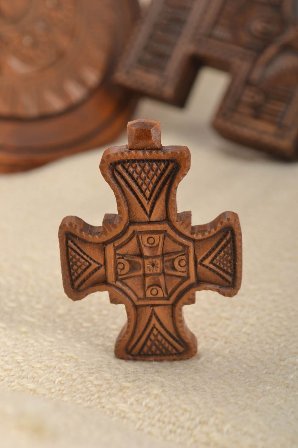 Резной крест ручной работы нательный крестик деревянный крестик покрытый лаком фото 1