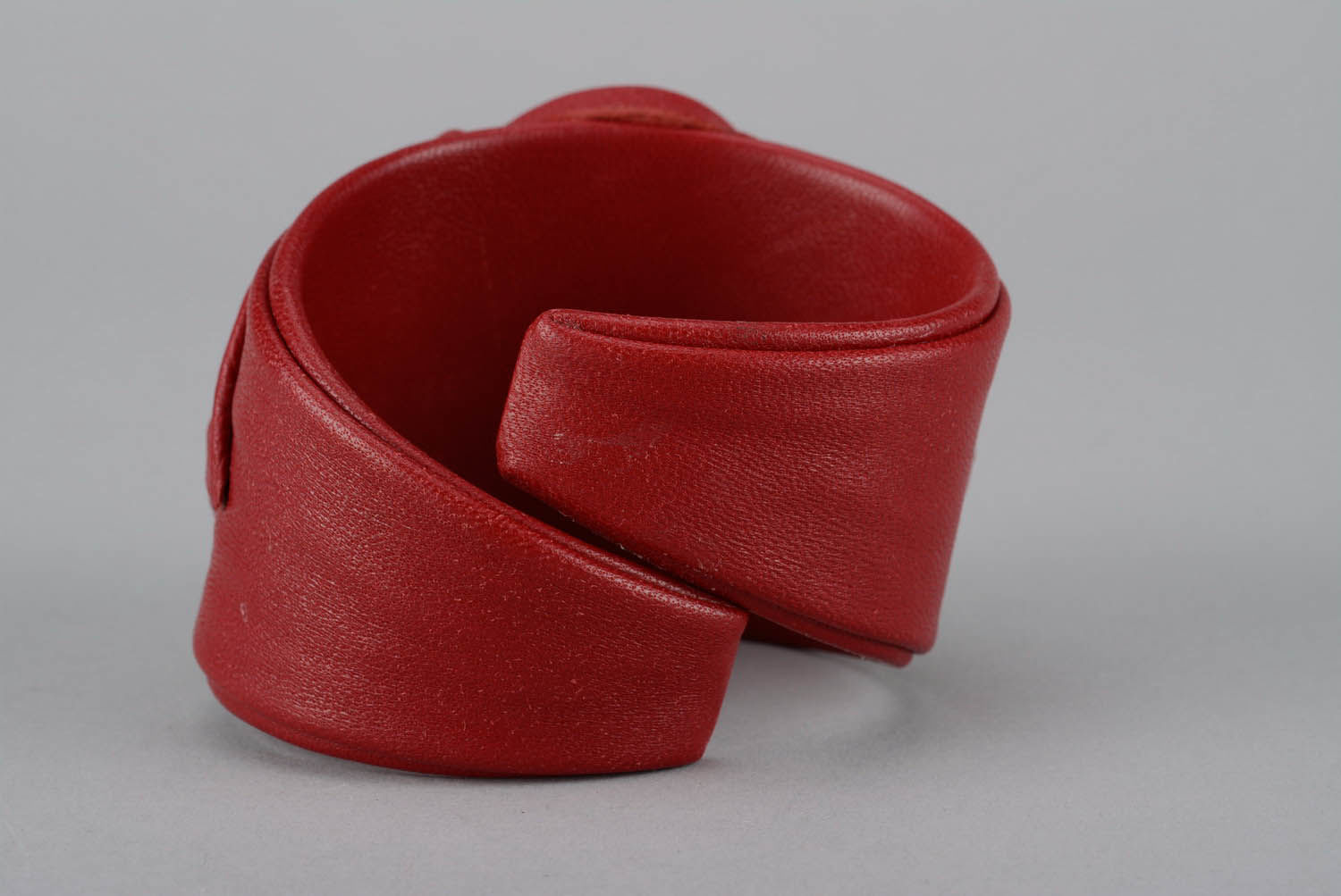Red bracelet made ​​of genuine leather and cow horn photo 3