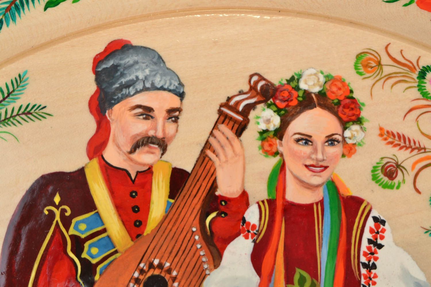 Красивая деревянная тарелка с Петриковской росписью ручной работы круглая фото 8