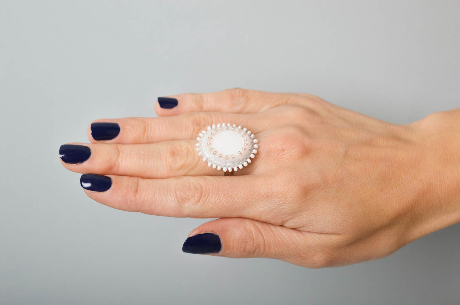 Красивое кольцо ручной работы необычное кольцо с бисером белое кольцо из кожи фото 2