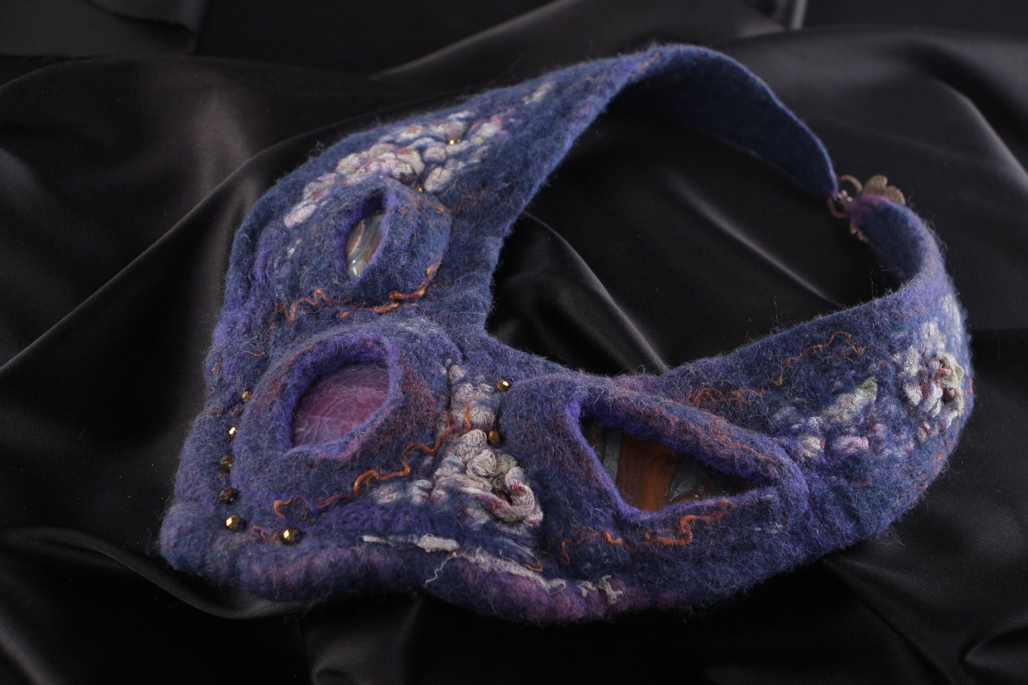 Collar de lana violeta en técnica de fieltro con ágata artesanal foto 1