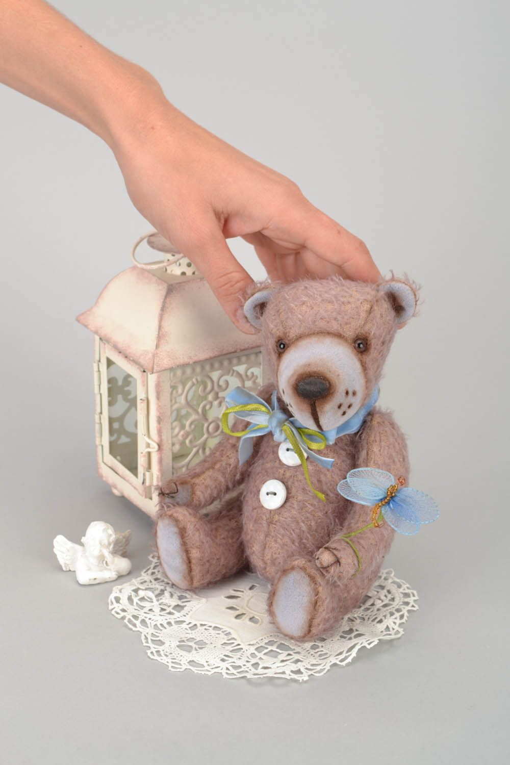 Декоративная игрушка ручной работы Мишка со стрекозой фото 1