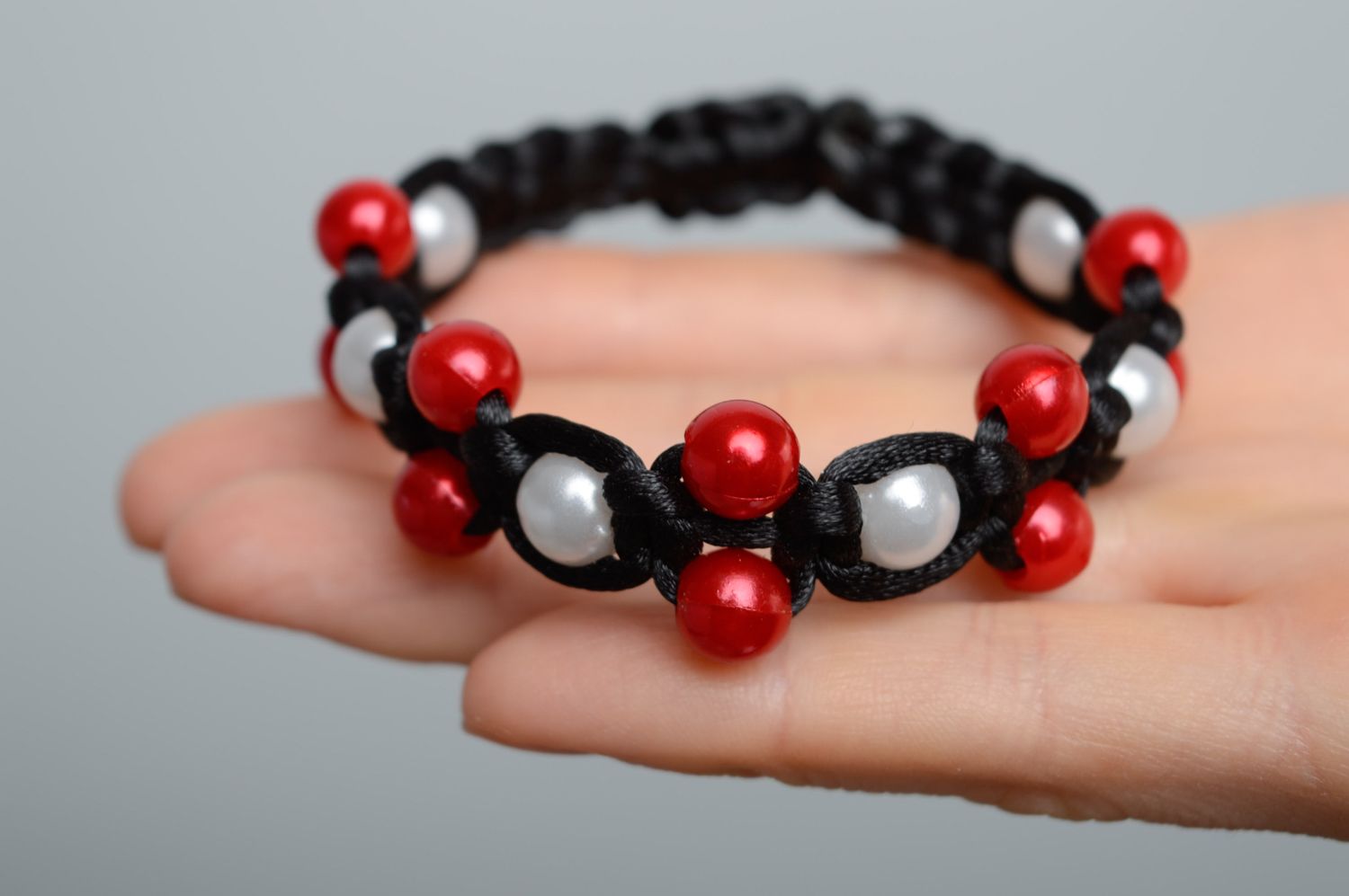 Bracelet macramé en lacet ciré et perles céramiques blanches et rouges fait main photo 3