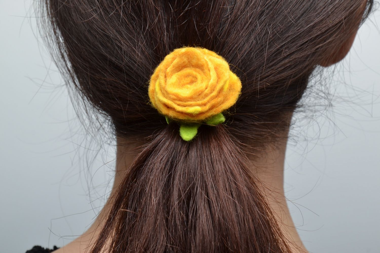 Резинка для волос ручной работы с цветком из фетра Желтая роза фото 2