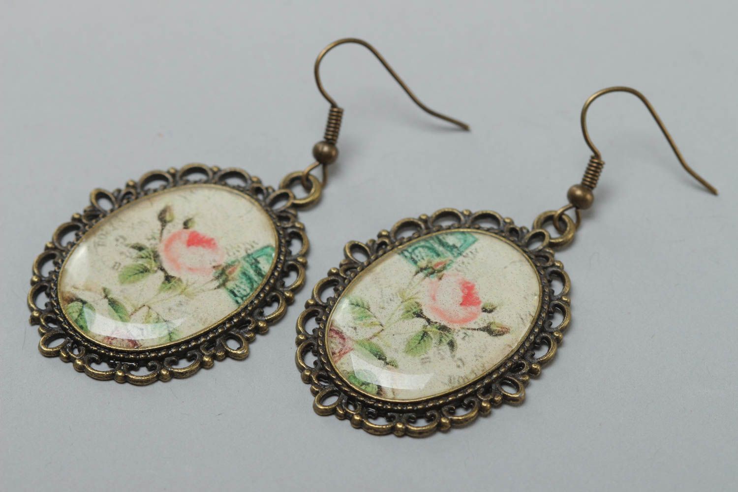 Handmade vintage oval dangling earrings with metal basis and glazed floral print photo 2