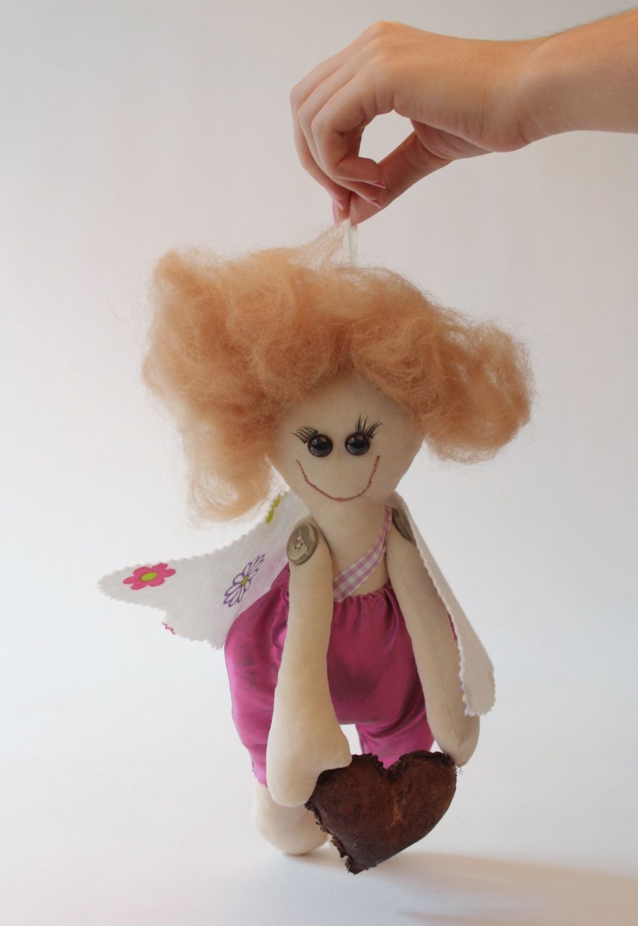 Künstlerische Puppe Engel mit Herzen foto 1