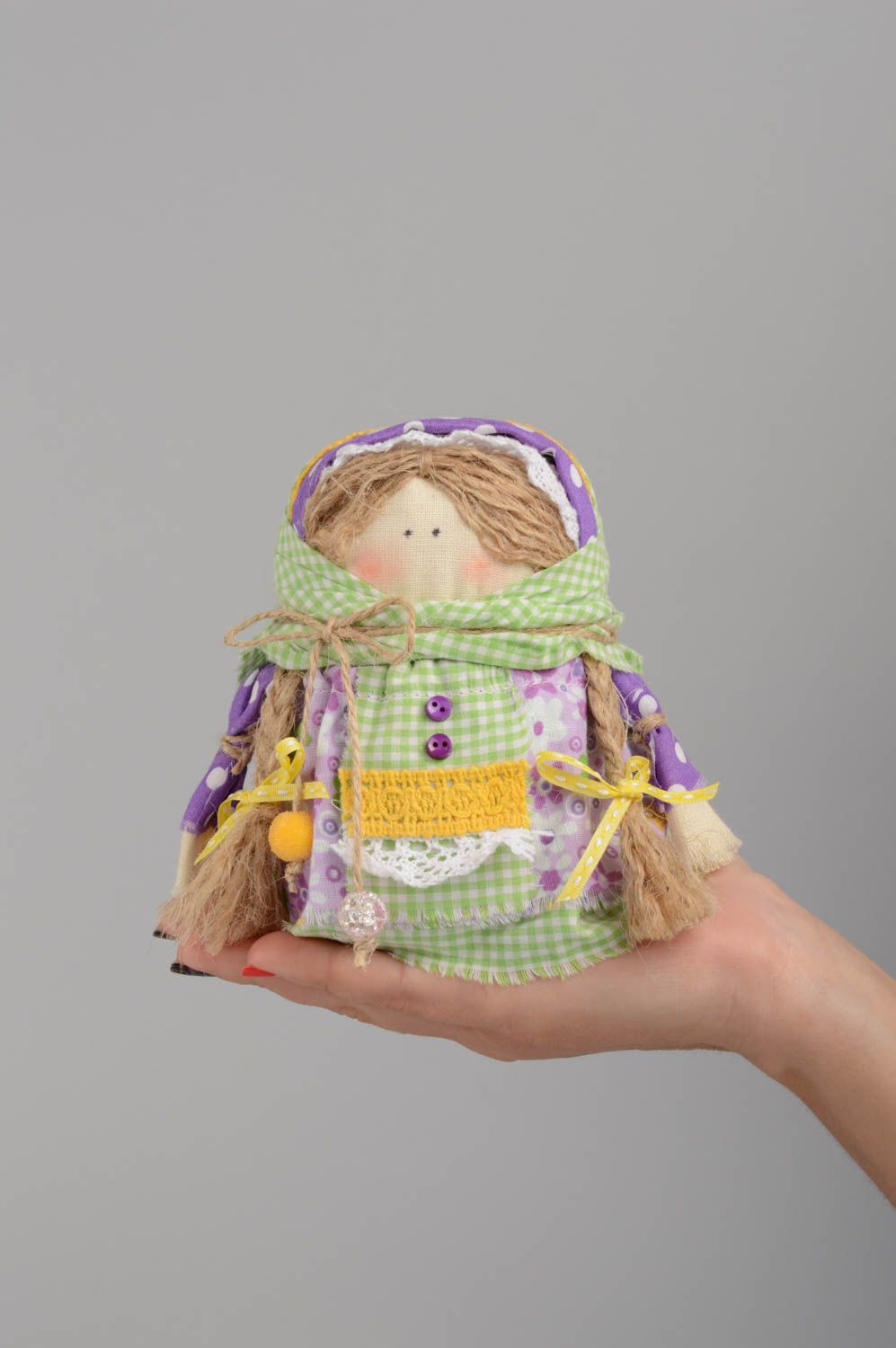 Красивая кукла оберег зерновушка ручной работы с крупой из натуральных тканей фото 5