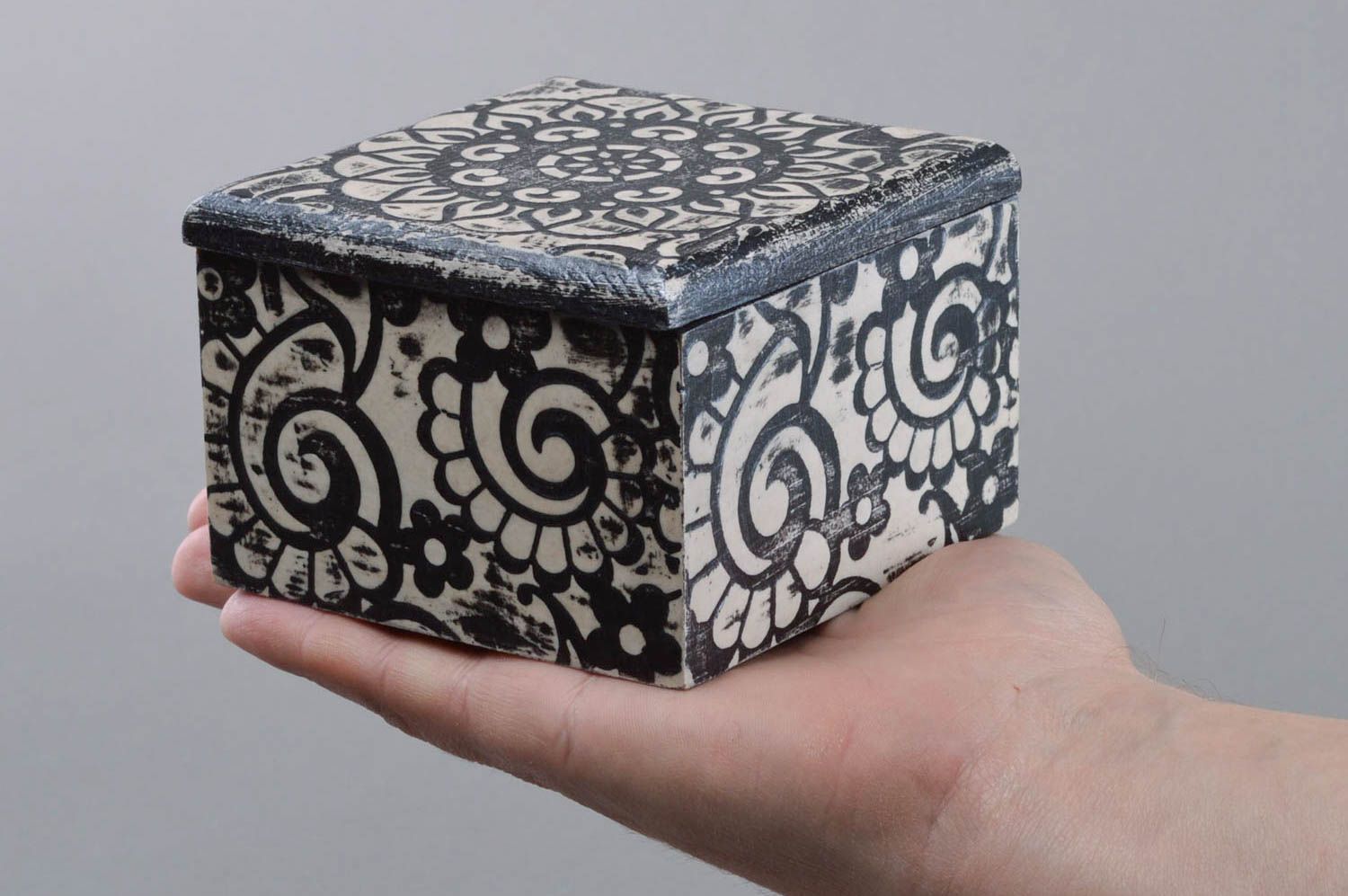 Caja de madera hecha a mano pequeña con tapa desmontable decoupage con ornamento foto 1