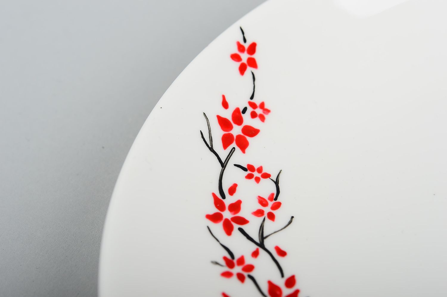 Assiette décorative Déco fait main blanche avec fleurs rouges Vaisselle déco photo 5
