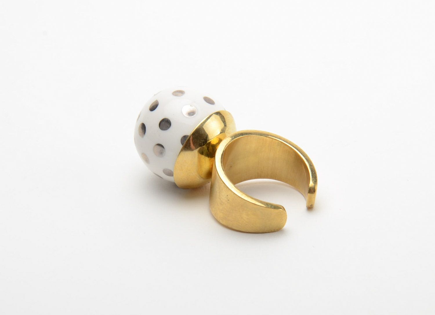 Handmade designer ring with latten basis and white polka dot ceramic bead photo 3