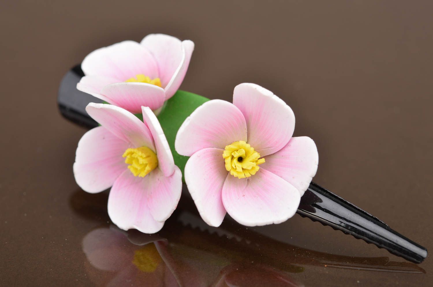 Pince à cheveux bec faite main avec fleurs en pâte polymère originale Sakura photo 5