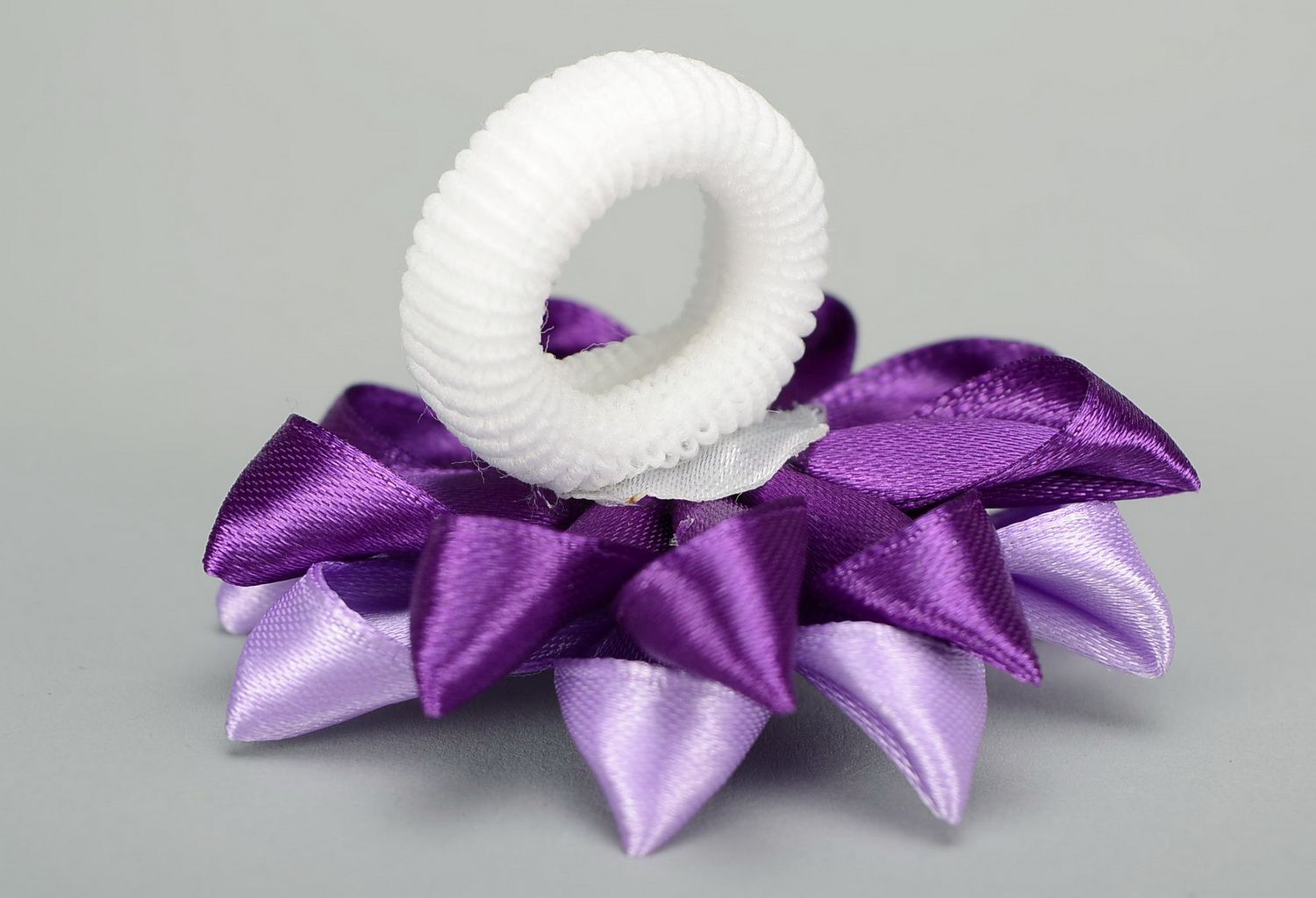 Elastique à cheveux avec fleur en satin violette photo 4