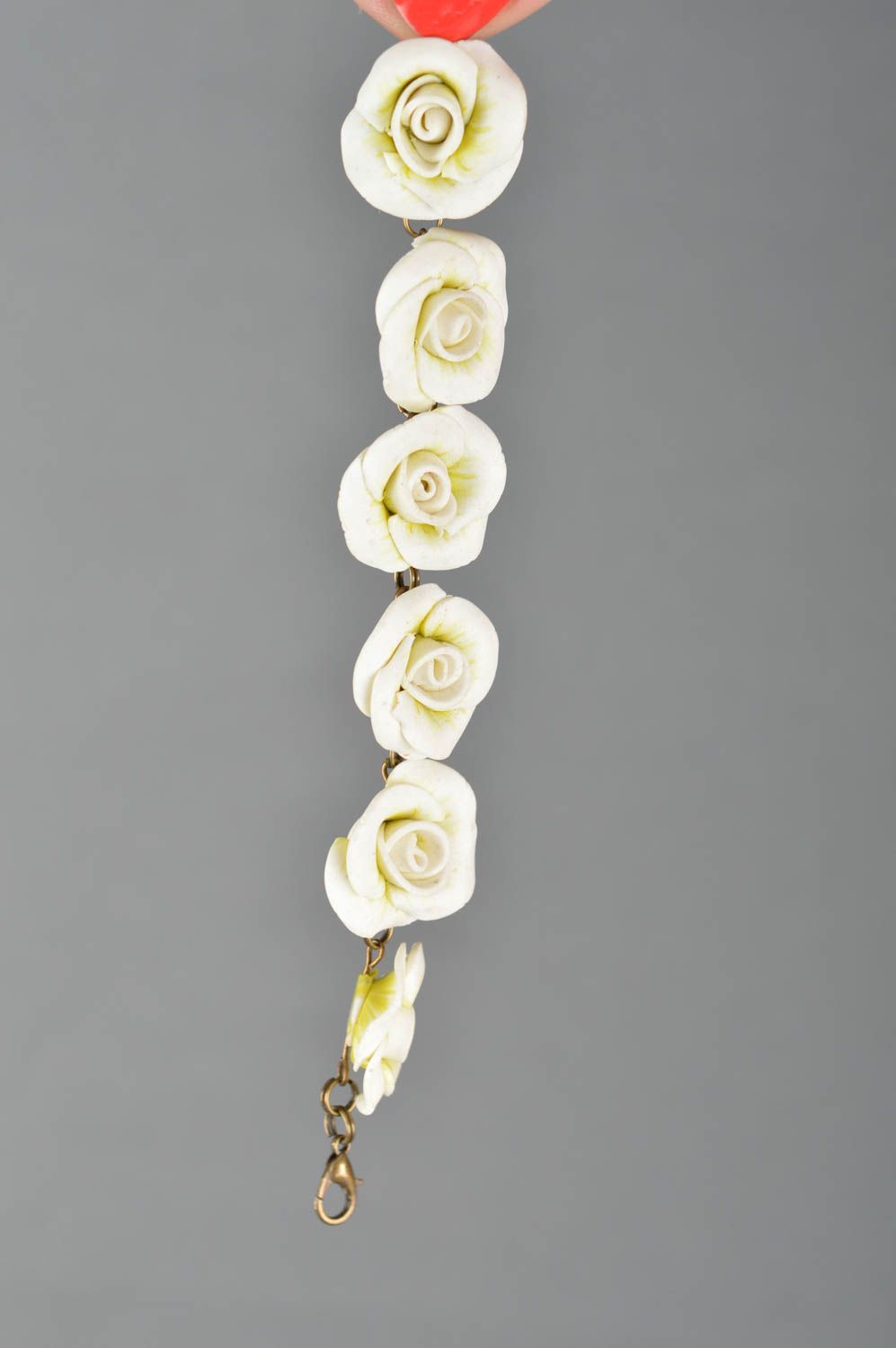 Schönes weißes elegantes feines handgemachtes Armband aus Polymerton mit Blumen foto 3