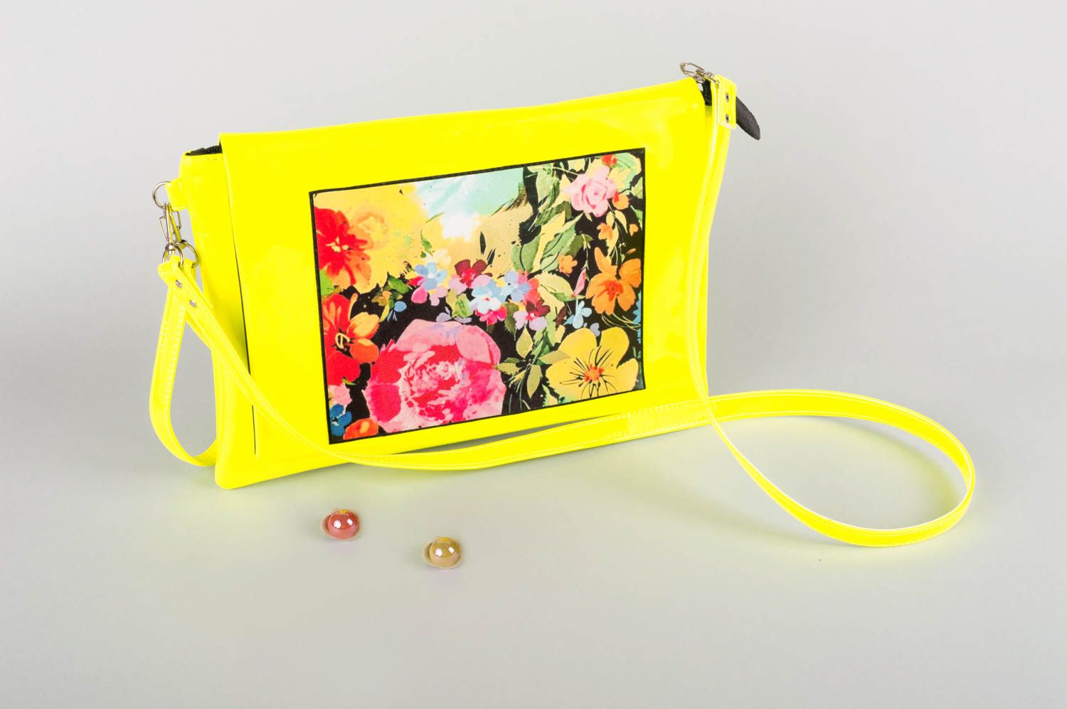 Gelbe Tasche Clutch mit Blumenmuster mit Riemen handmade aus Kunstleder foto 1