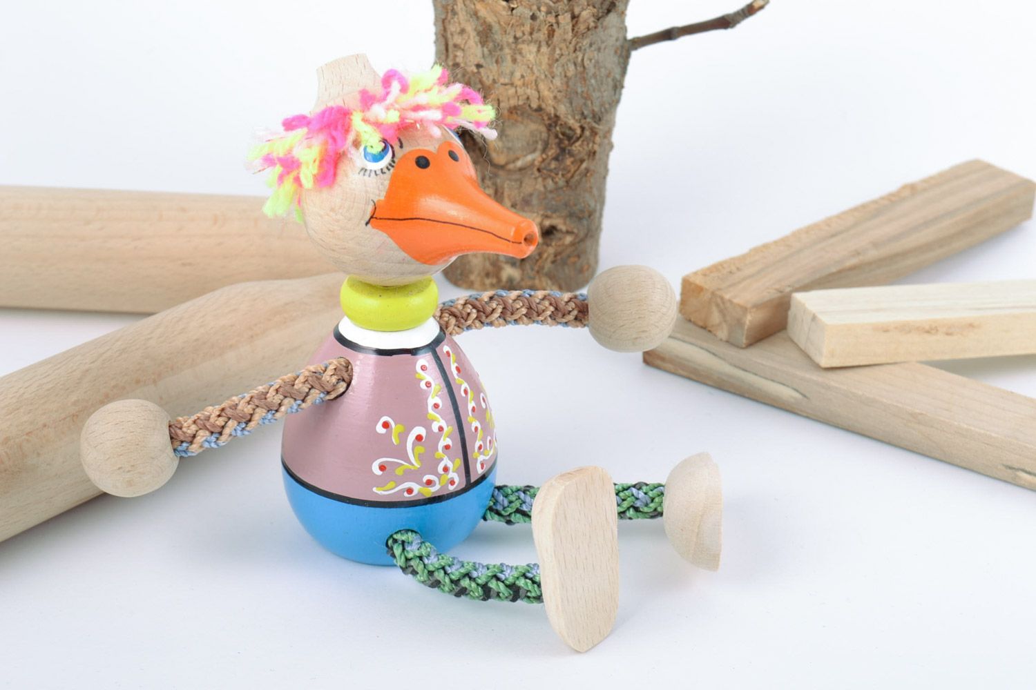 Красочная деревянная игрушка в виде утки ручной работы расписанная эко красками фото 1