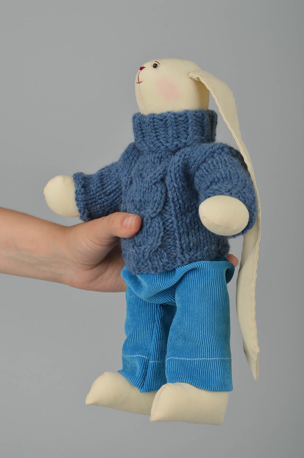 Jouet lapin fait main Peluche en tissu avec vêtements tricotés Cadeau enfant photo 3