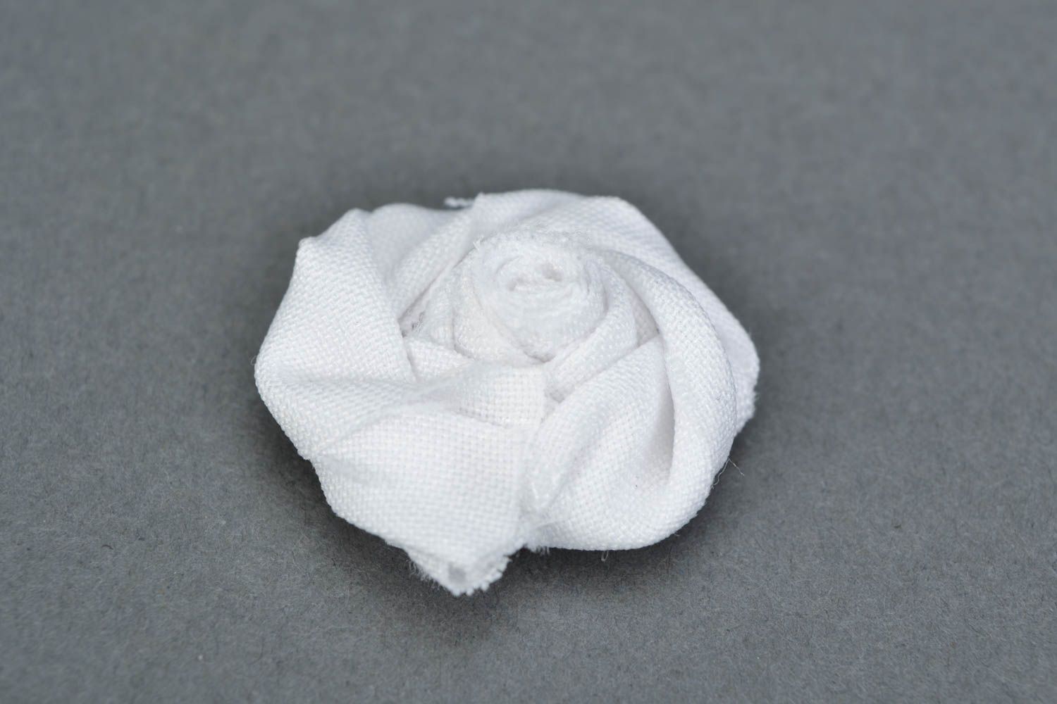 Petite fleur artificielle en tissu blanche faite main pour broche ou barette photo 4