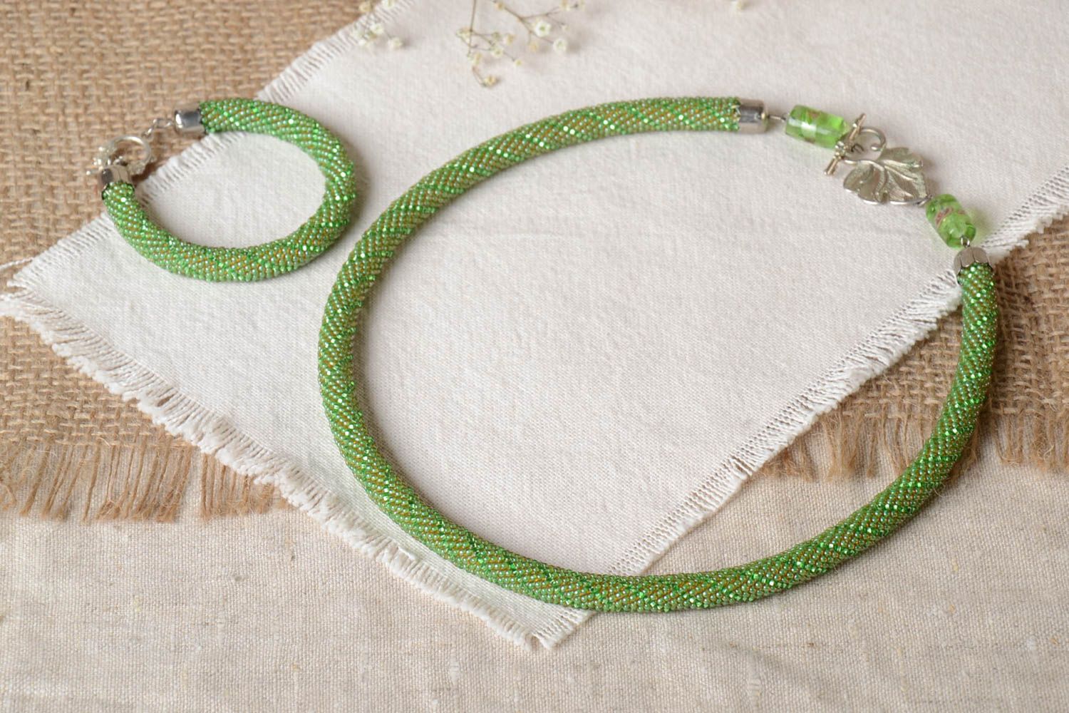 Комплект украшений из чешского бисера колье и браслет ручной работы зеленые фото 1