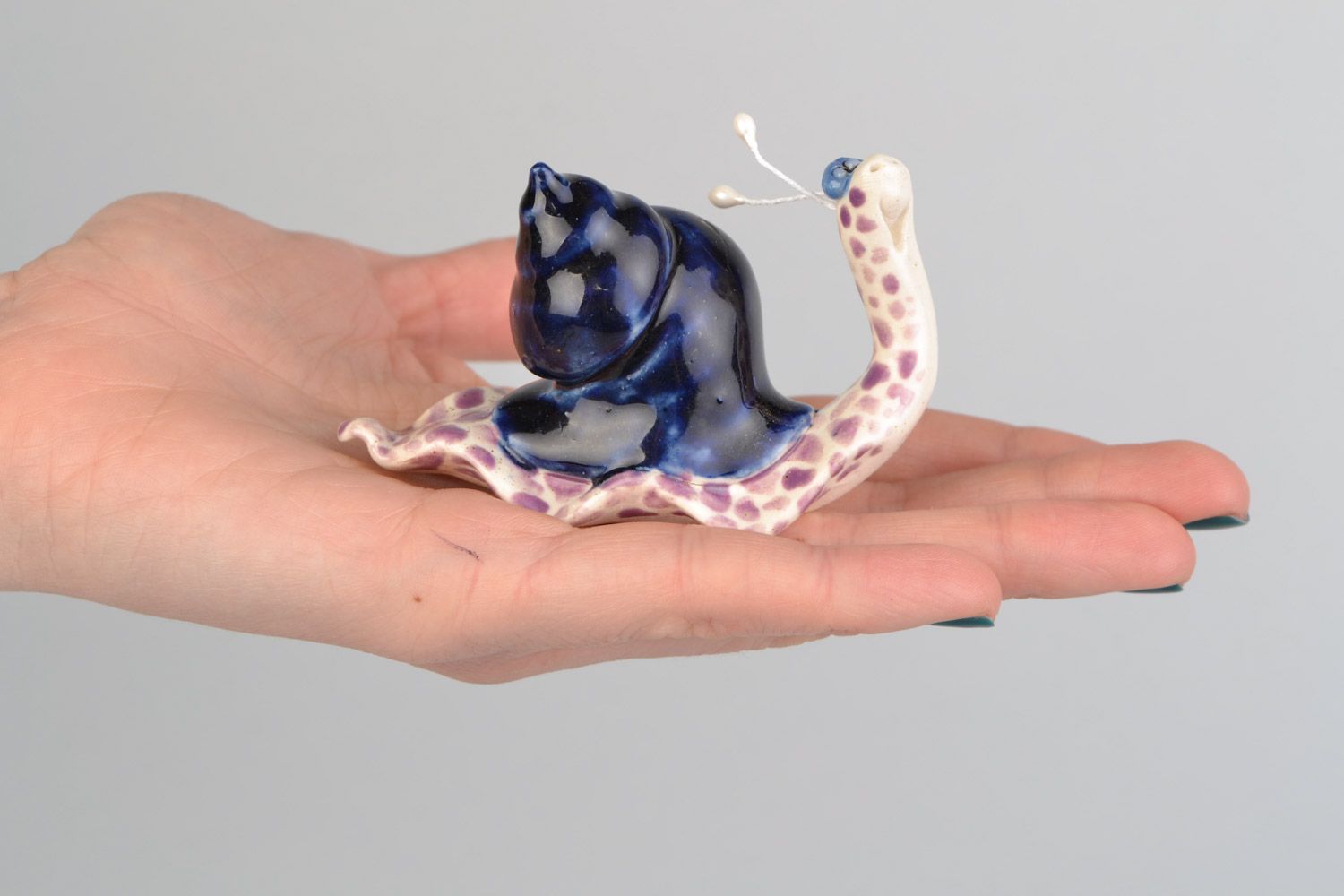 Schöne originelle handgemache Miniatur Figurine Schnecke aus Ton und Glasur foto 2