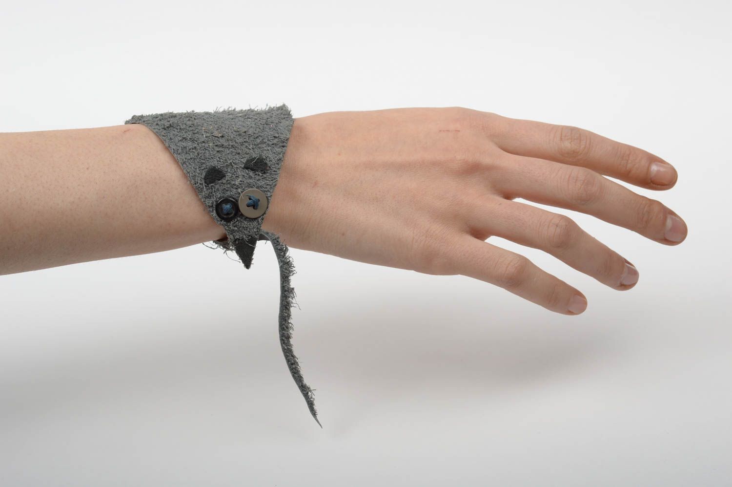Handmade Armband hochwertiger Schmuck originelles Geschenk Maus aus Leder grau foto 4