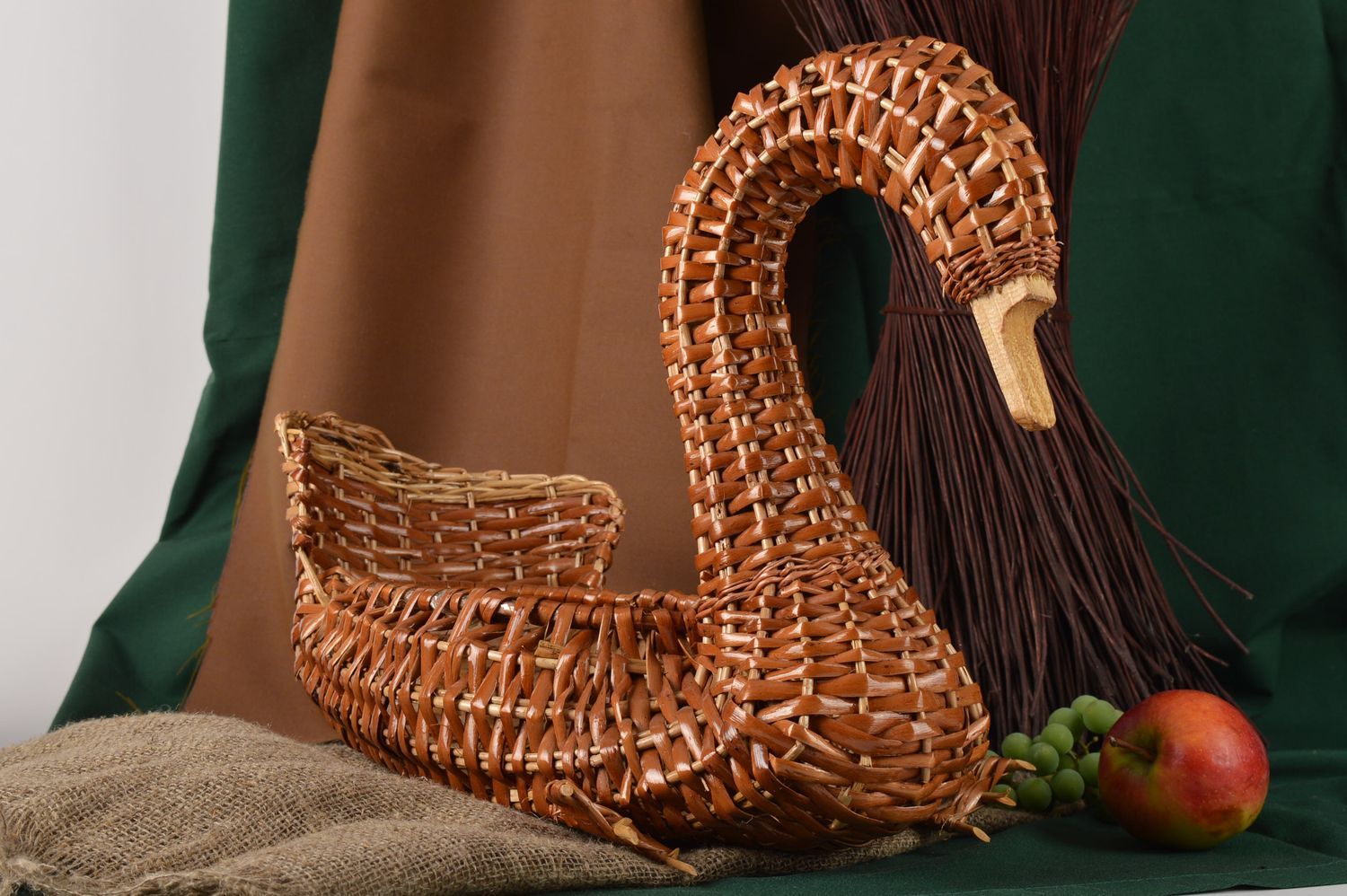 Straw decorative brown basket vase in the shape of a swan 14 inches 0,7 lb photo 1