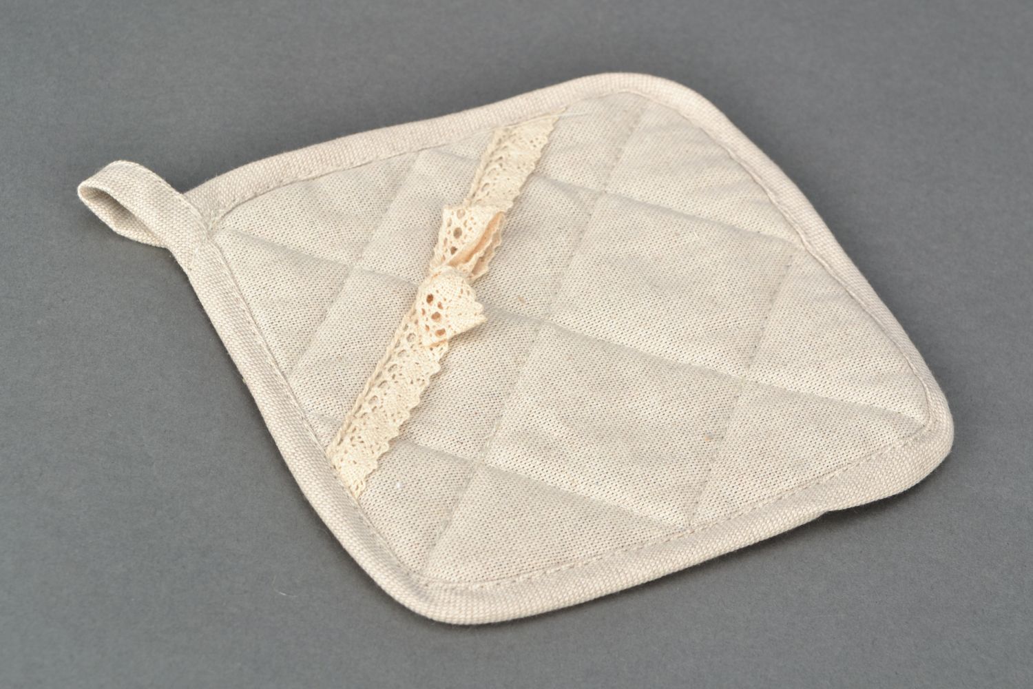 Manique carrée blanche en coton et polyamide avec dentelle et noeud faite main photo 3
