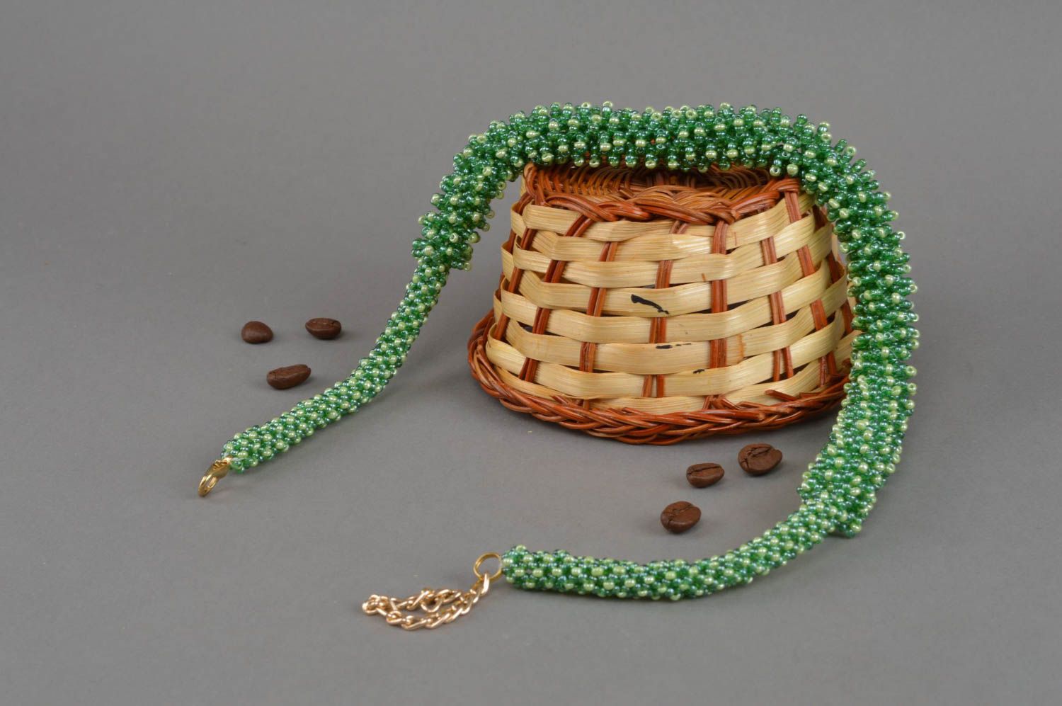 Handmade stilvolles grünes Designer Collier aus Glasperlen in Flechtentechnik foto 1