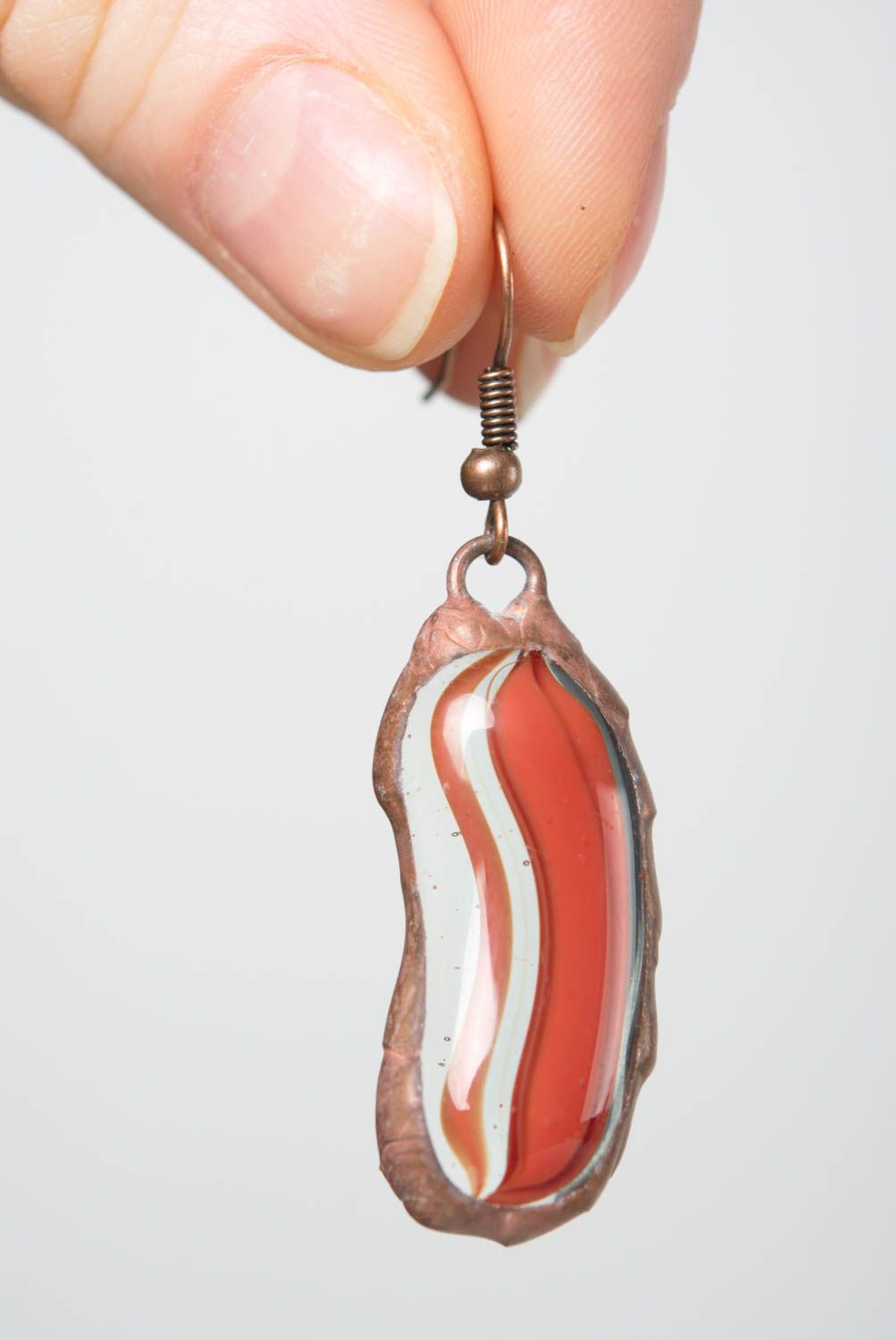 Pendientes femeninos de vidrio y metal originales rojos hechos a mano foto 4