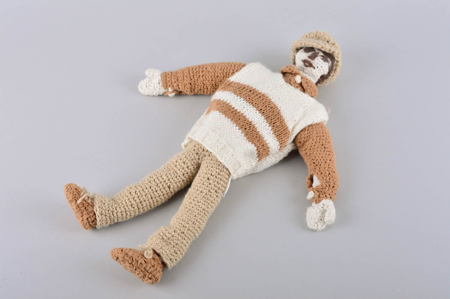 Мягкая игрушка кукла ручной работы кукла крючком интерьерная Парень в свитере фото 5