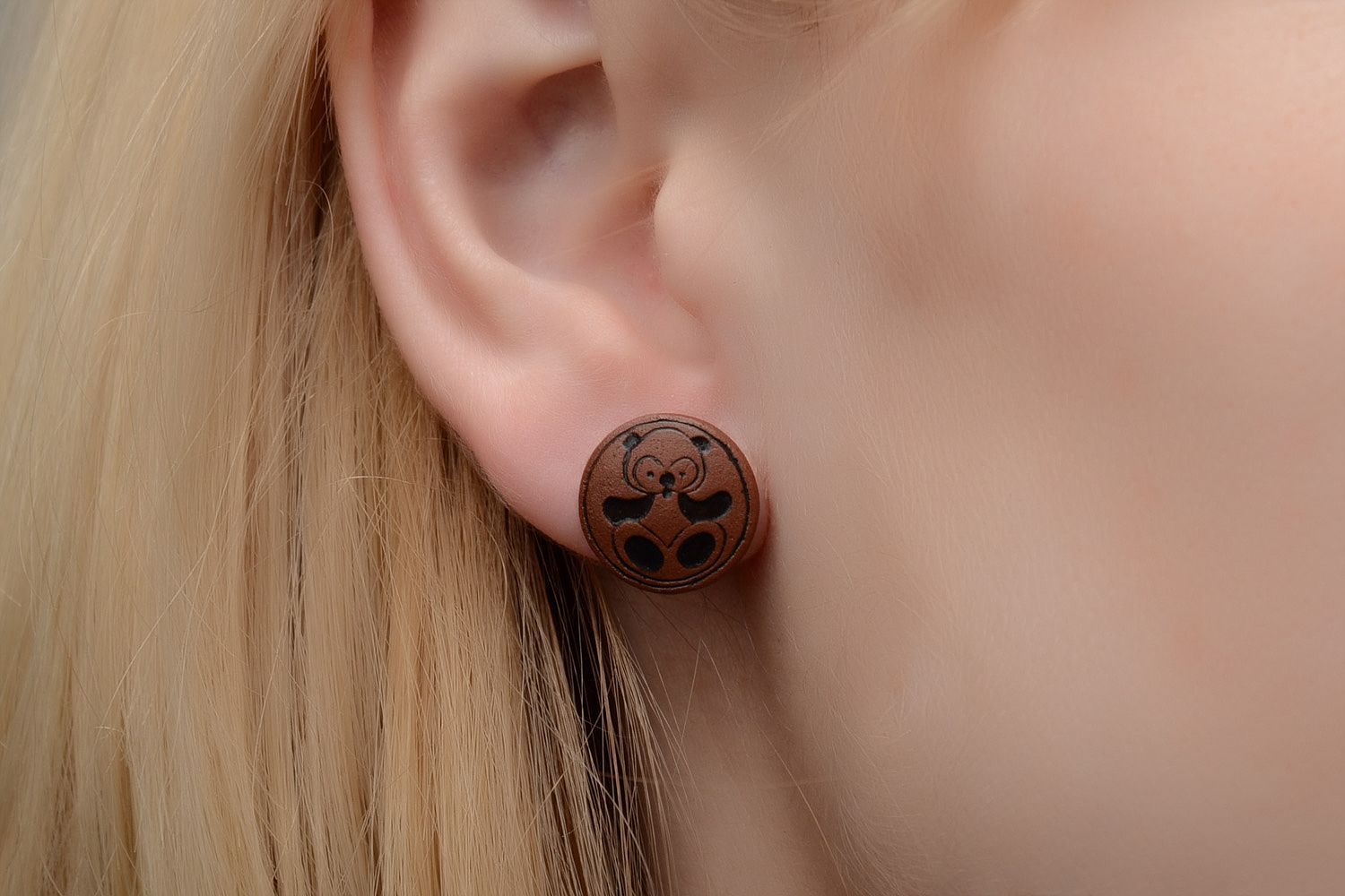 Kleine runde handgemachte Ohrstecker aus Ton mit Emaillen bedeckt und Pandas foto 2