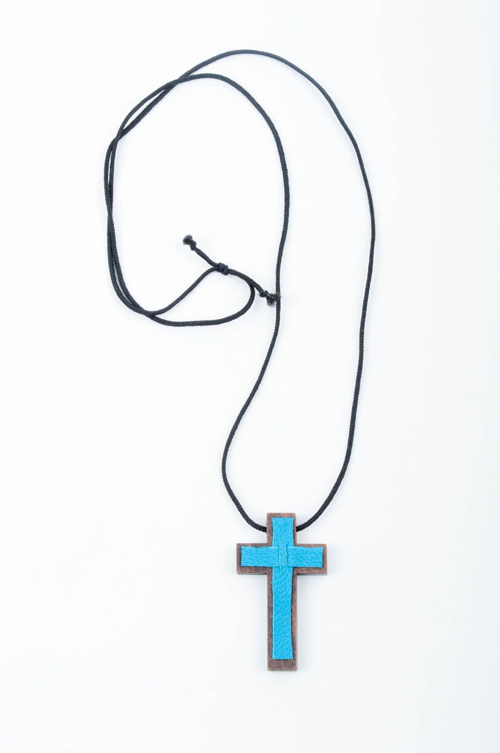Pendentif croix Bijou fait main en bois et cuir bleu ciel Accessoire femme photo 3