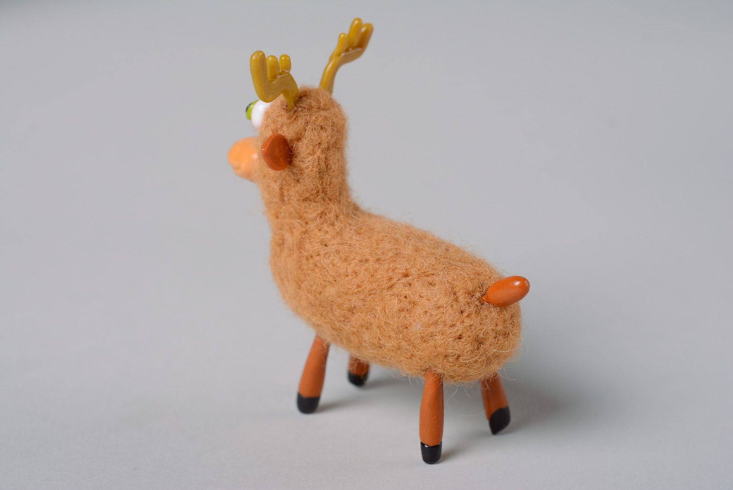 Petit jouet décoratif fait main original en laine technique de feutrage Élan photo 3