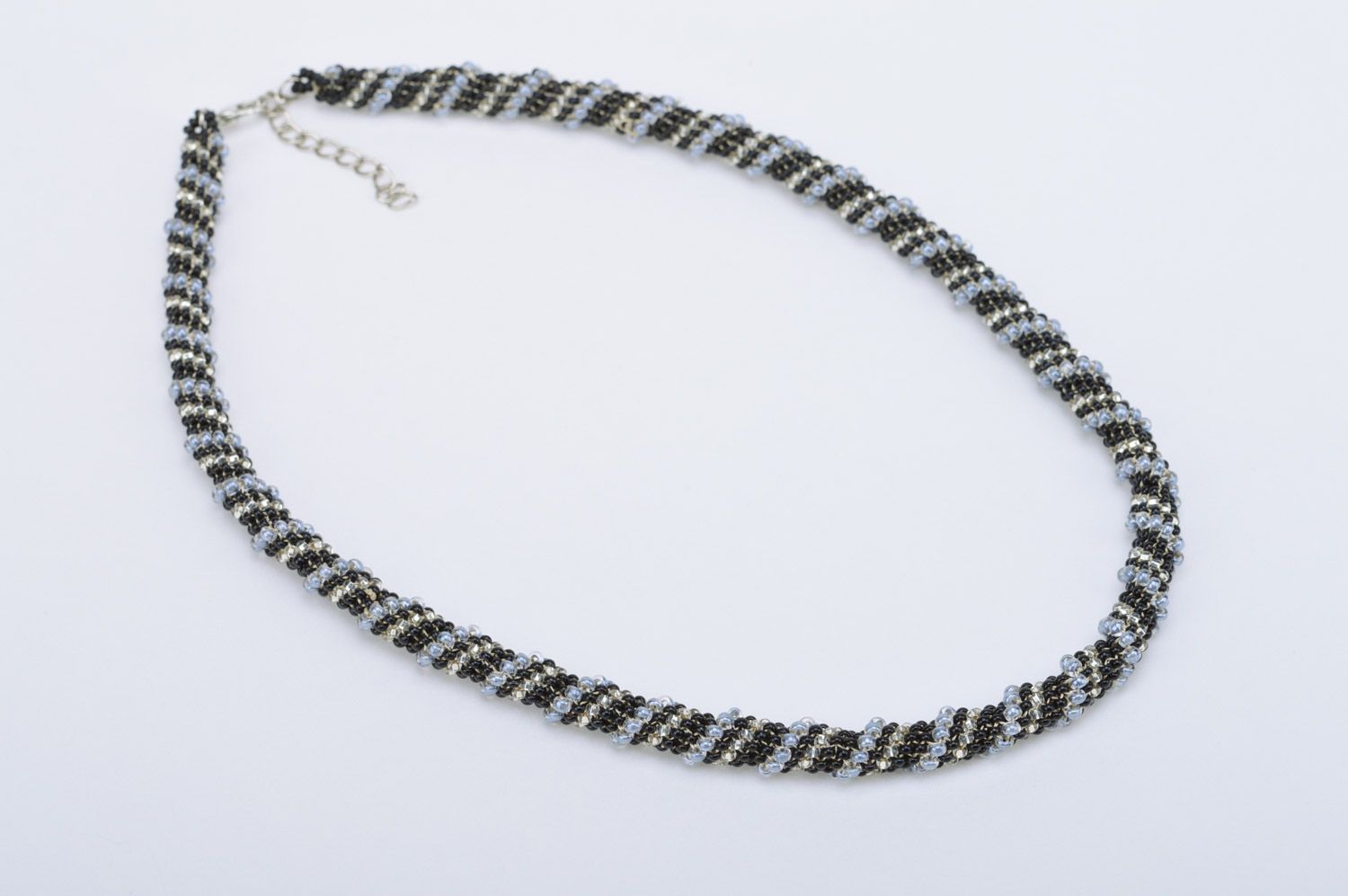 Collier spirale tressé en perles de rocaille noir et blanc bijou de créateur photo 2