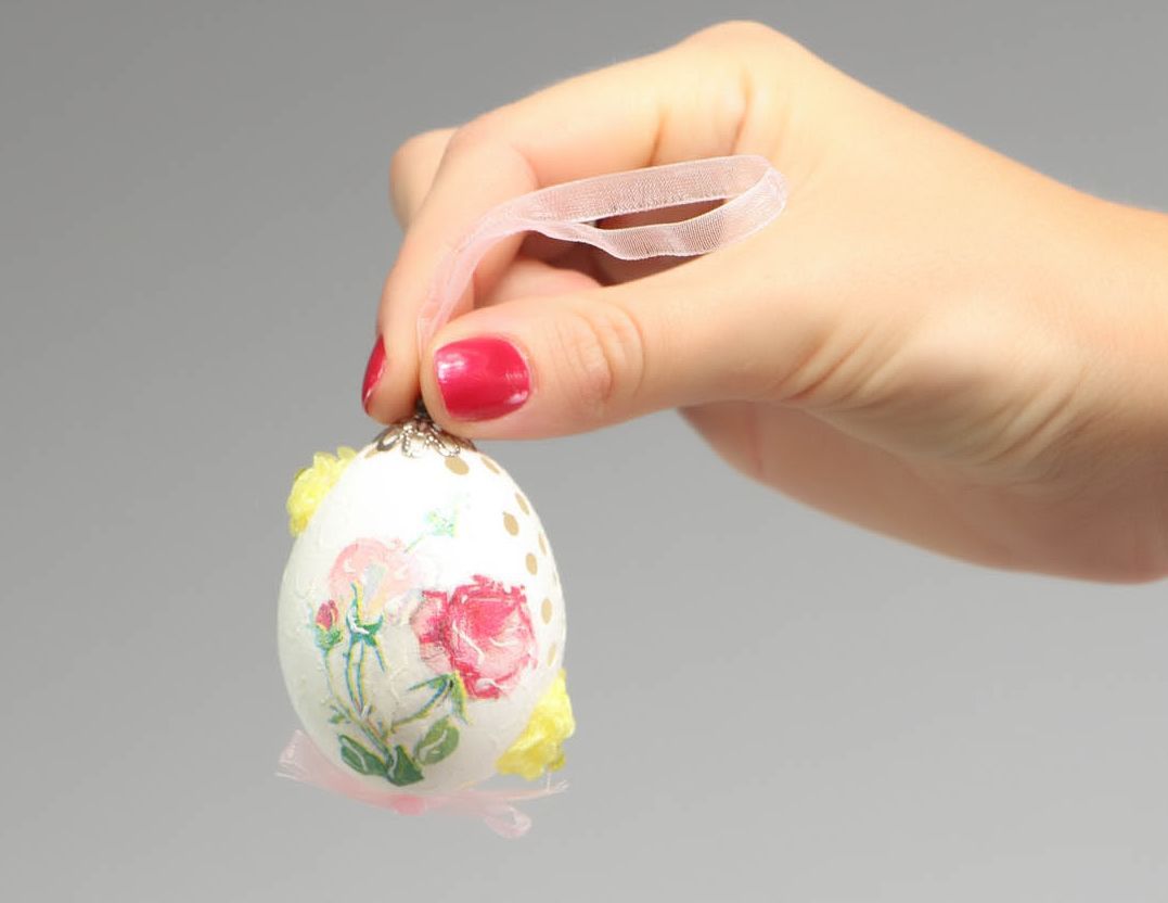Pingente de Páscoa de casca de ovo decorado com esculturas artísticas na técnica de decoupage foto 4