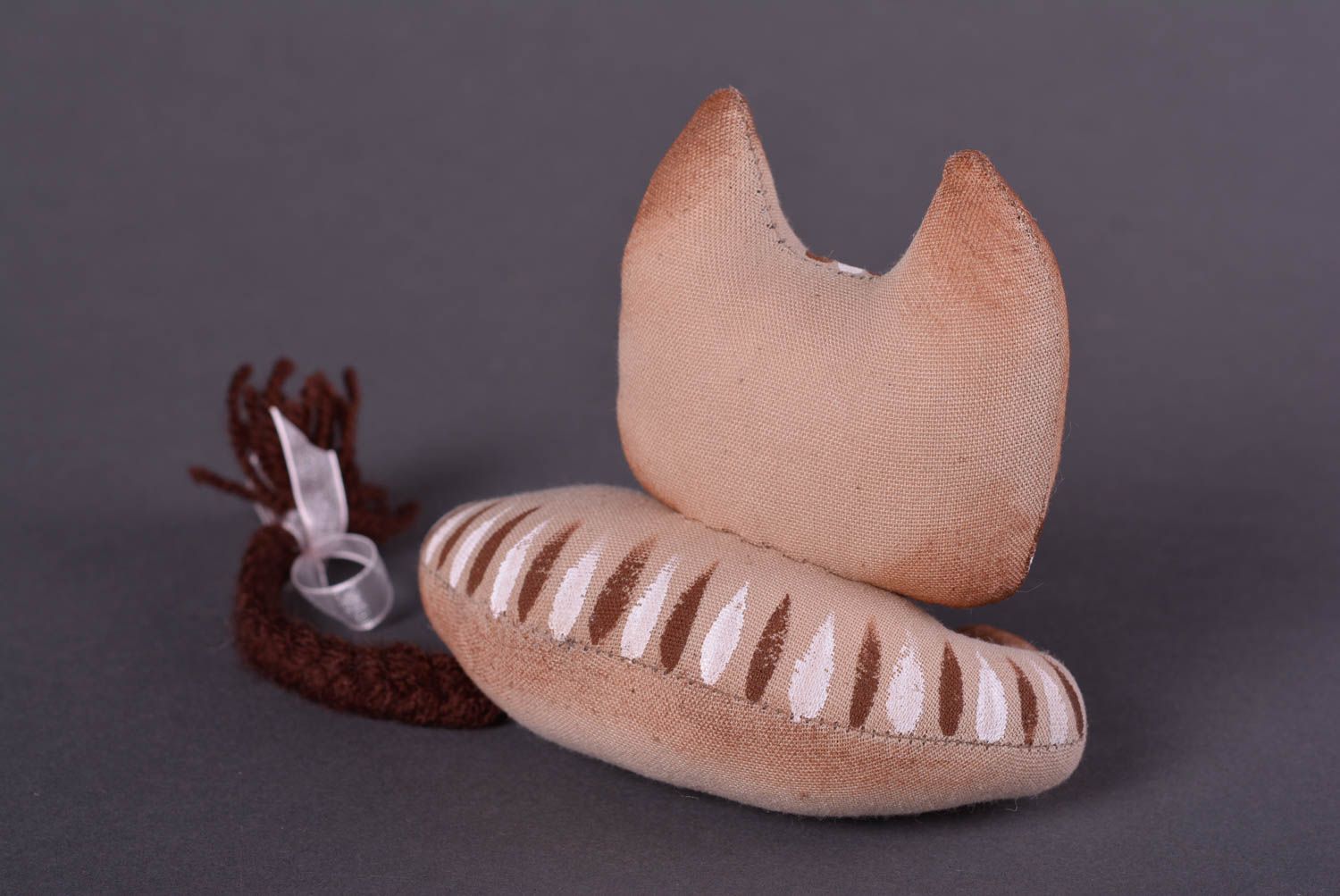 Игрушка ручной работы в виде кота интерьерная игрушка декор для дома коричневая фото 3