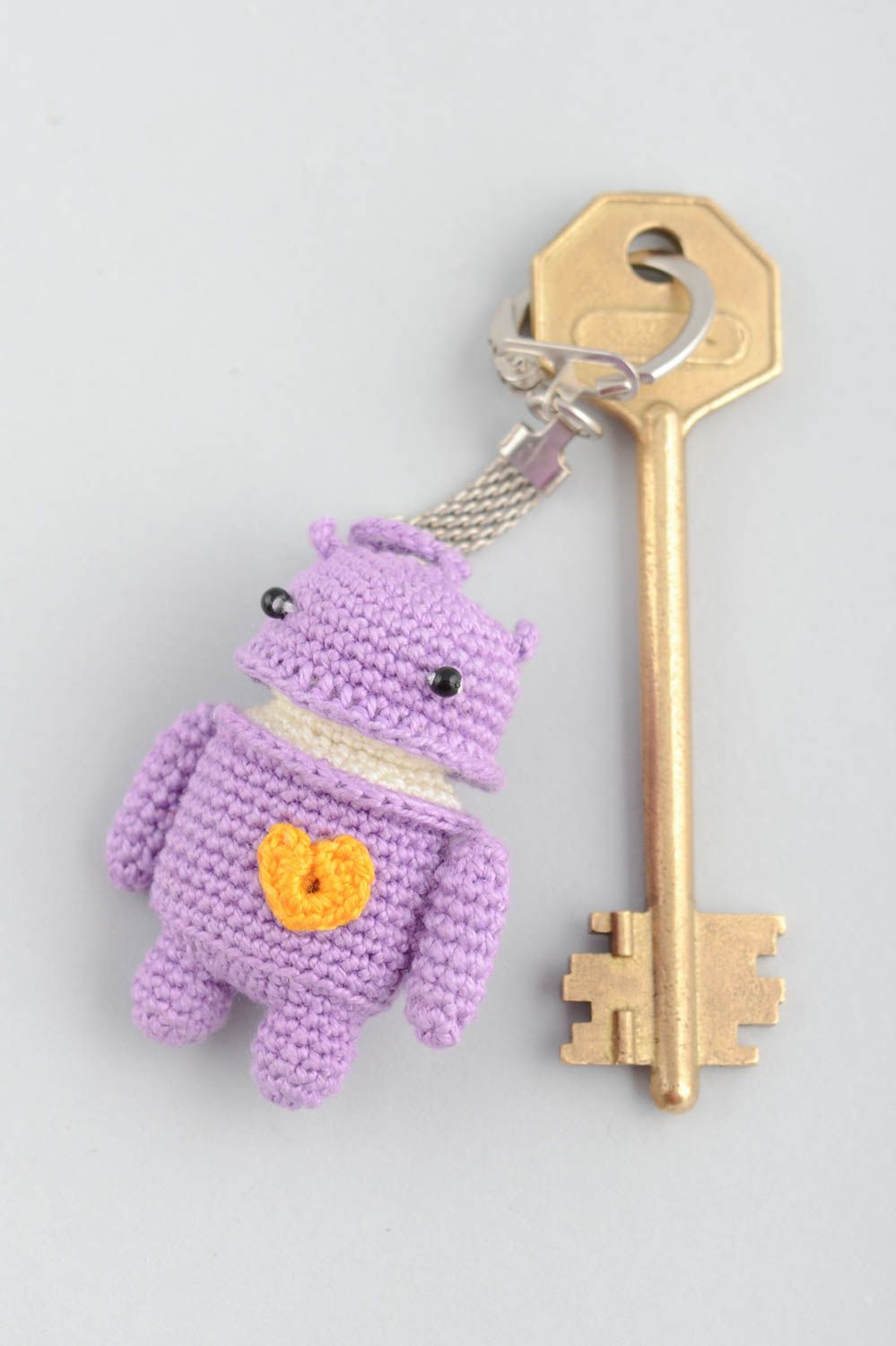 Handmade kleiner gehäkelter Schlüsselanhänger aus Stoff für Kind originell  foto 5