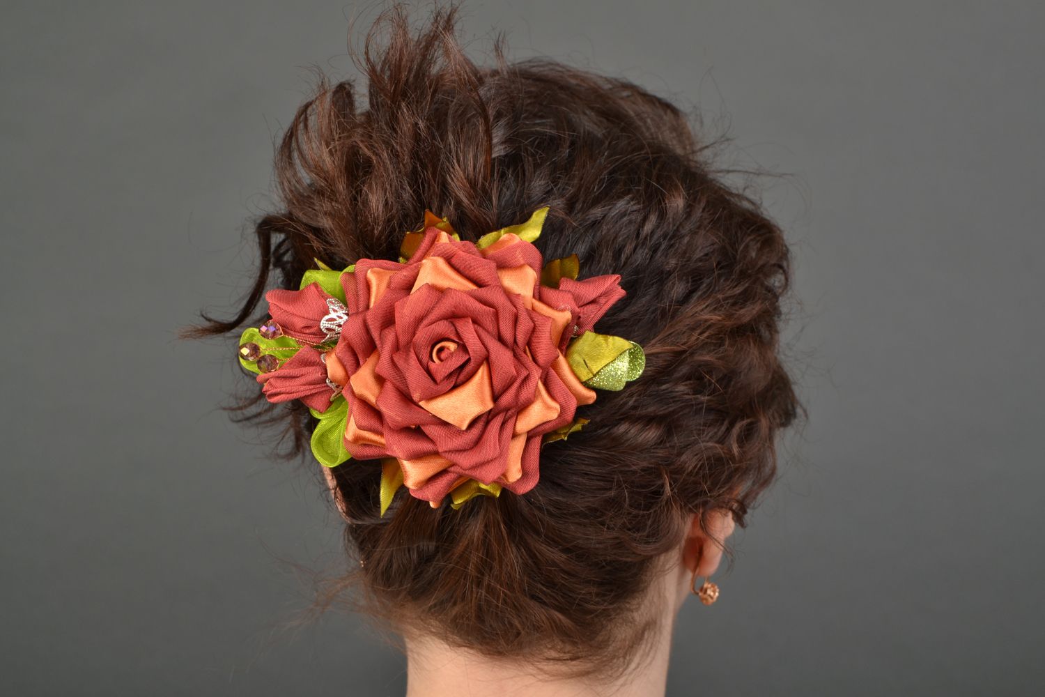 Handgemachte Haarklammer Blume aus Chiffon und Atlas foto 1