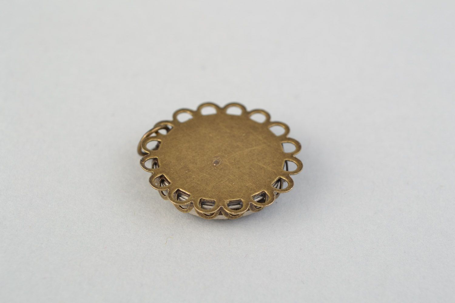 Pendentif en métal fait main rond vintage original bijou insolite pour femme photo 5
