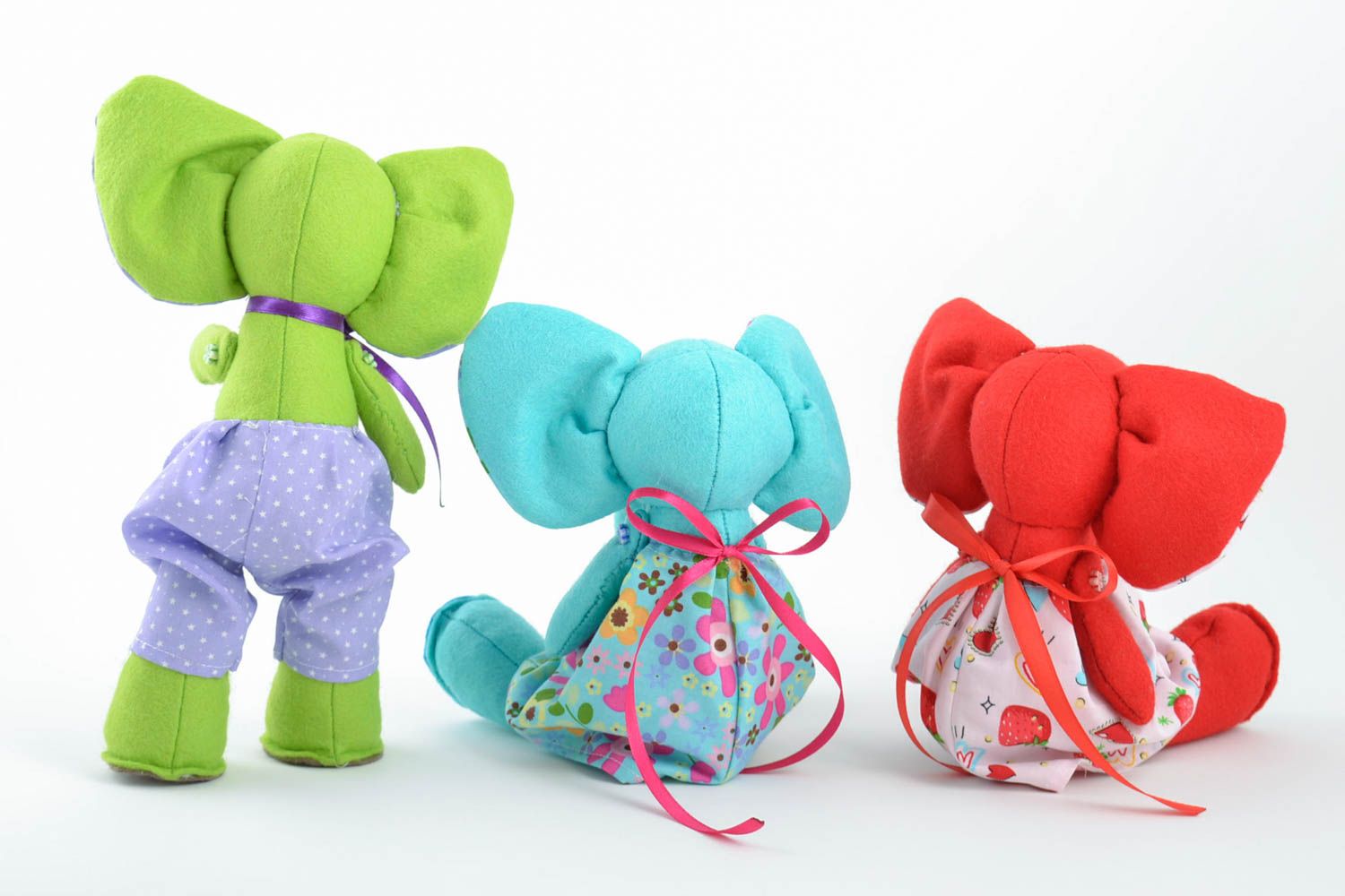 Juego de tres juguetes de tela de fieltro artesanales con forma de elefantes foto 2