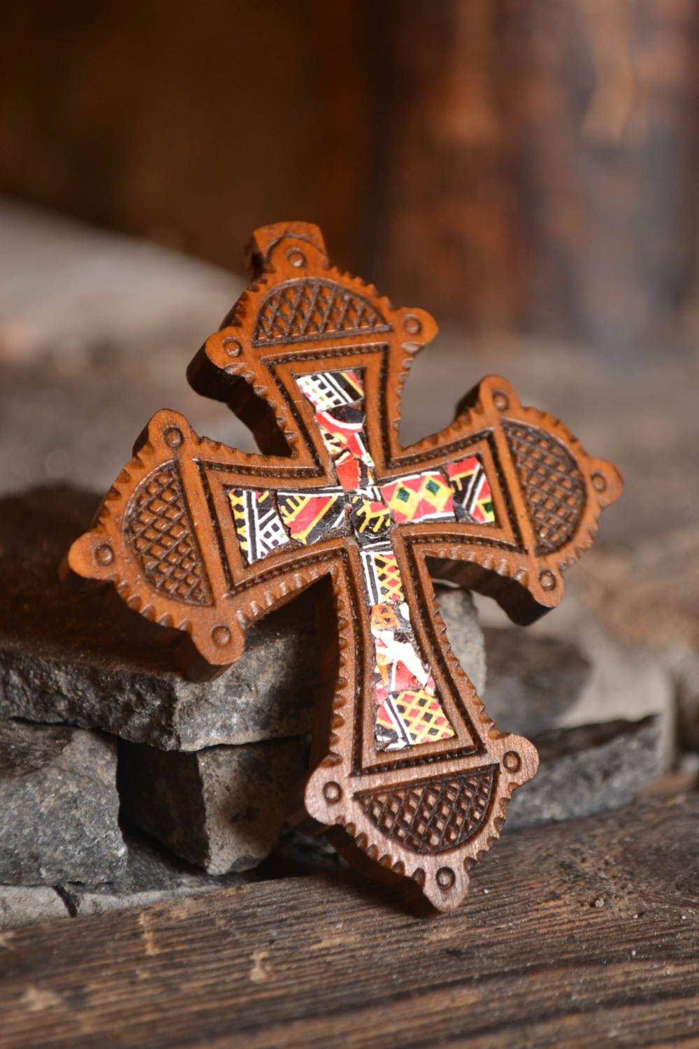 Крест ручной работы нательный крестик из груши оригинальный крестик со скорлупой фото 1