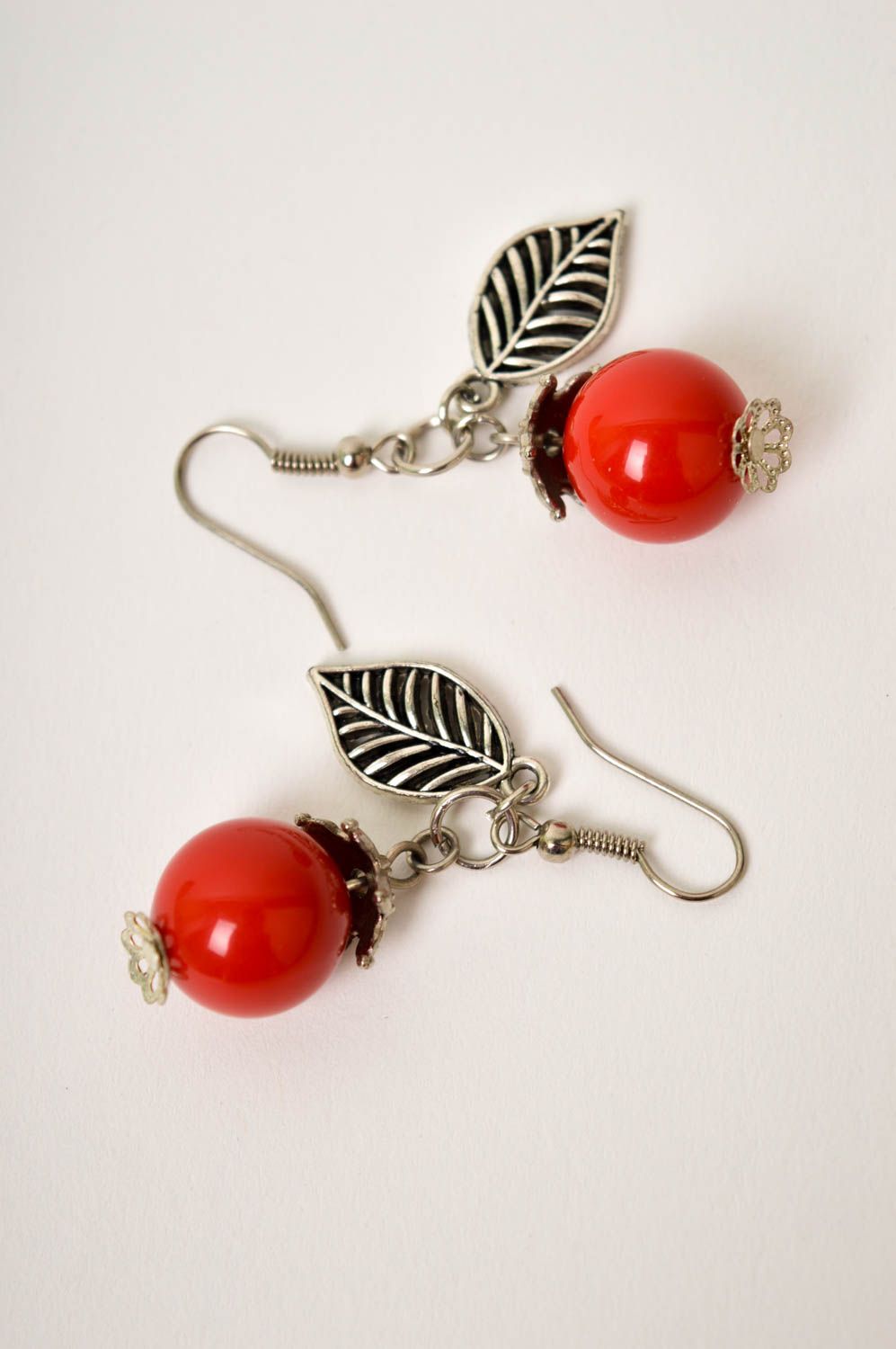 Boucles d'oreilles rouges Bijou fait main en perles acryliques Cadeau femme photo 2