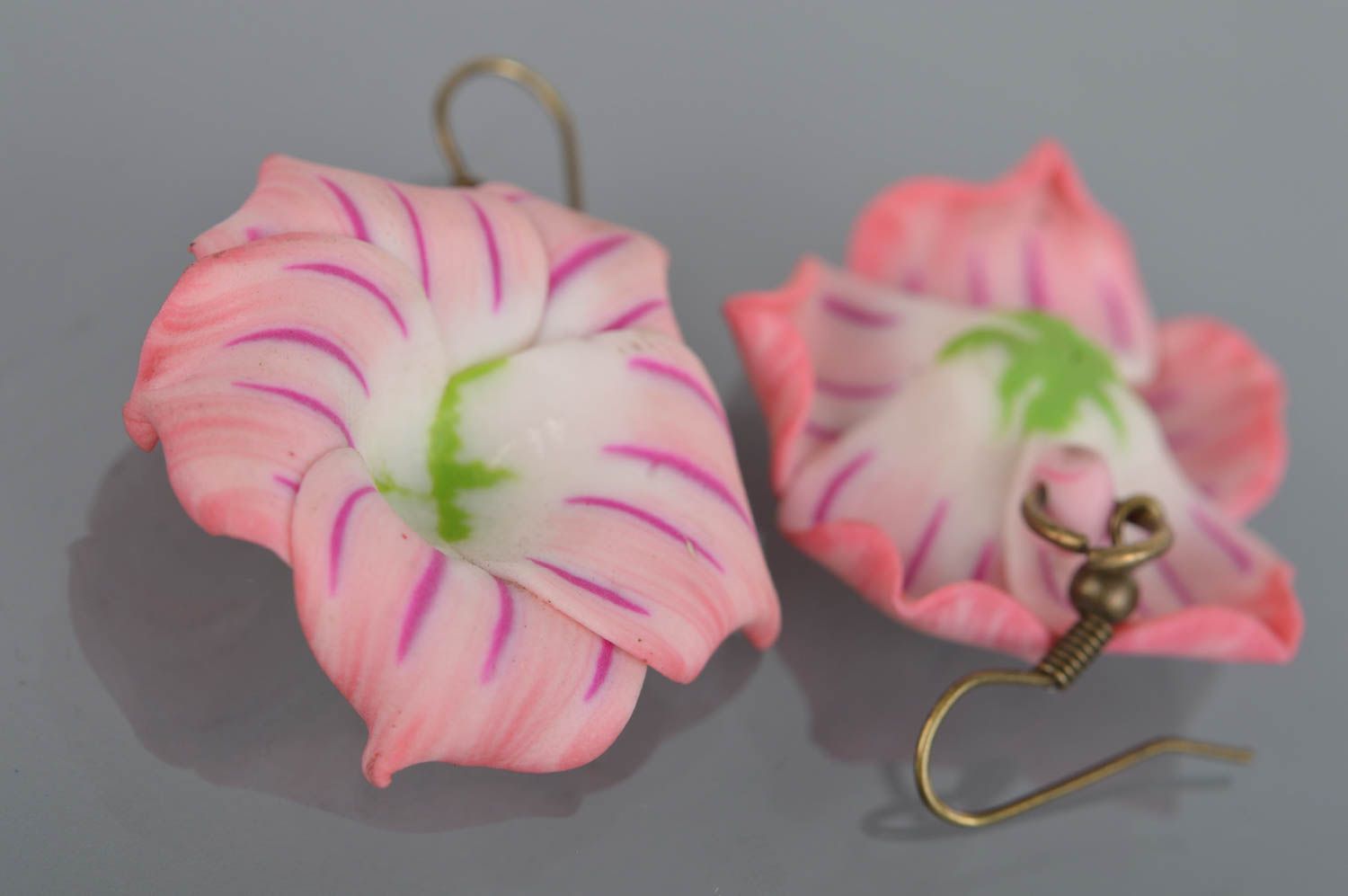 Серьги из подвесками в виде цветов из полимерной глины розовые нежные небольшие фото 5