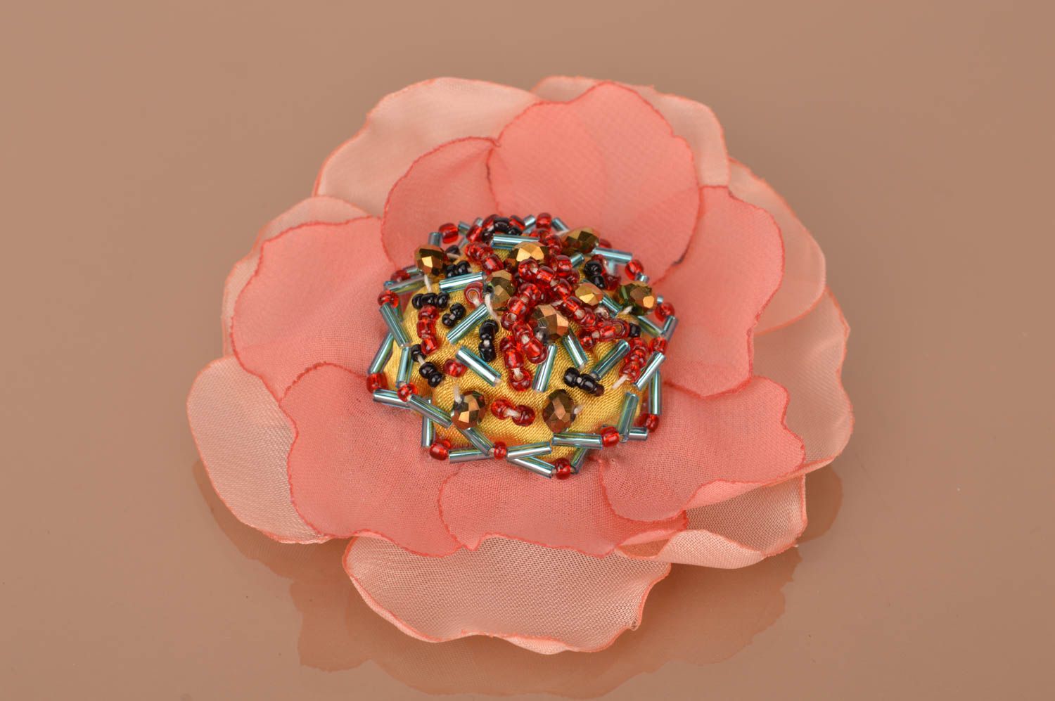 Брошь заколка в виде цветка розовая крупная из ткани с бисером ручная работа фото 2