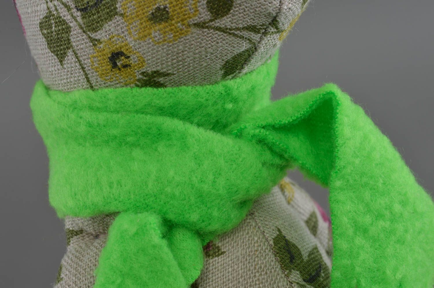 Мягкая игрушка ручной работы мишка в цветочек с зеленым шарфом льняной  фото 4