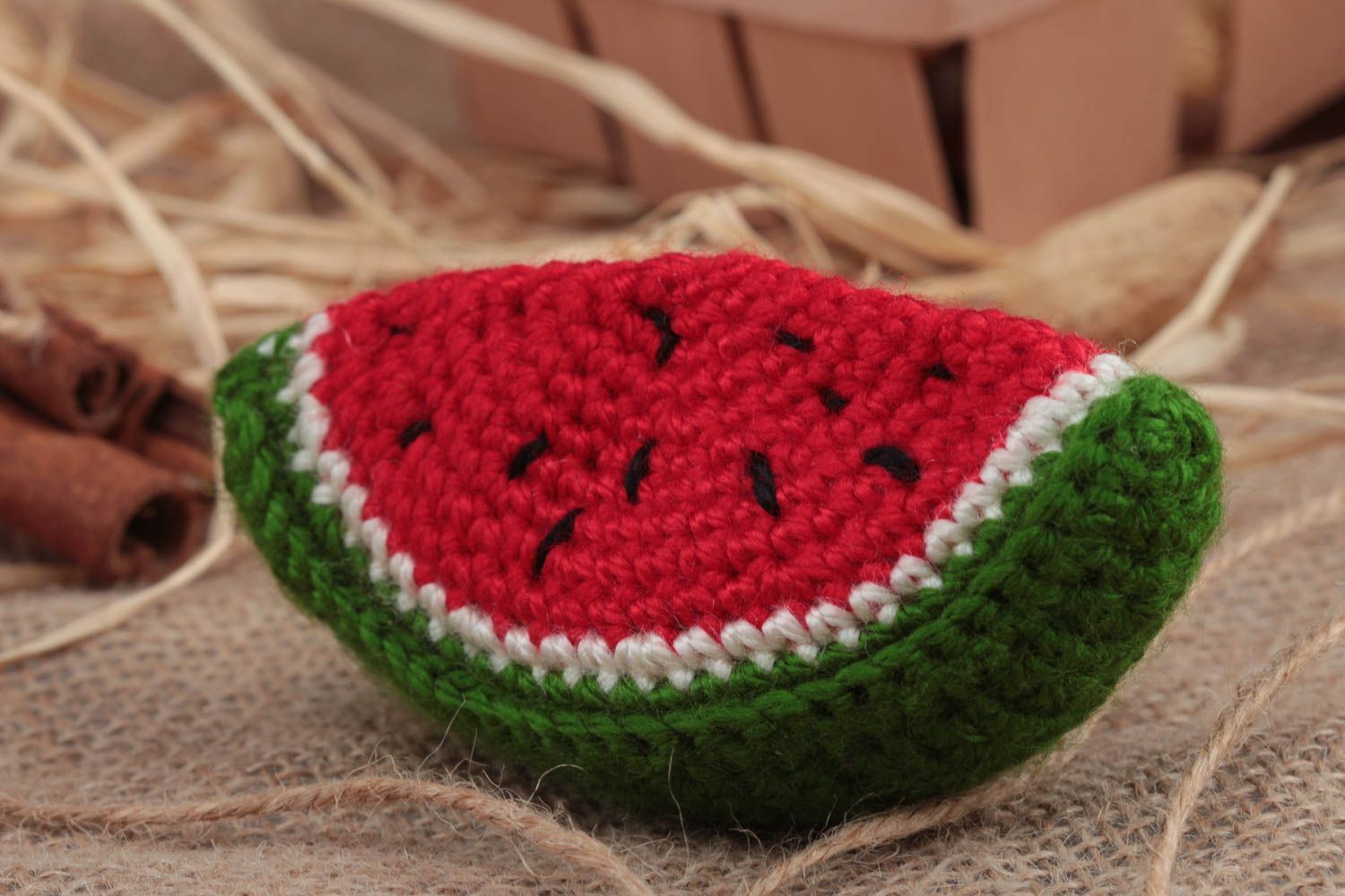 Petit jouet mou tricoté au crochet en fils acryliques en forme de pastèque photo 1