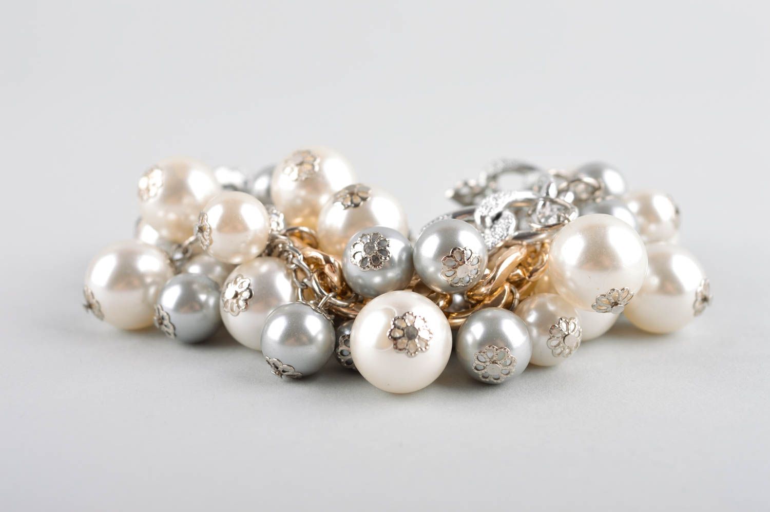 Bracelet multirang Bijou fait main fausses perles gris-blanc large Cadeau femme photo 3