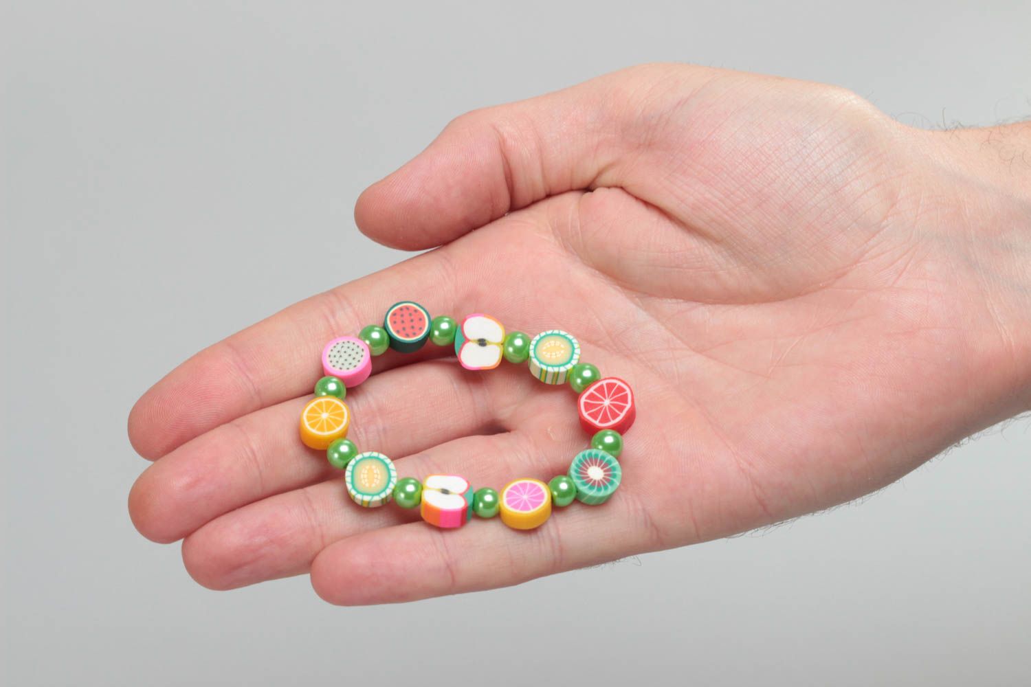 Наручный браслет из полимерной глины на резиночке для девочки ярки и красочный хенд мейд фото 5
