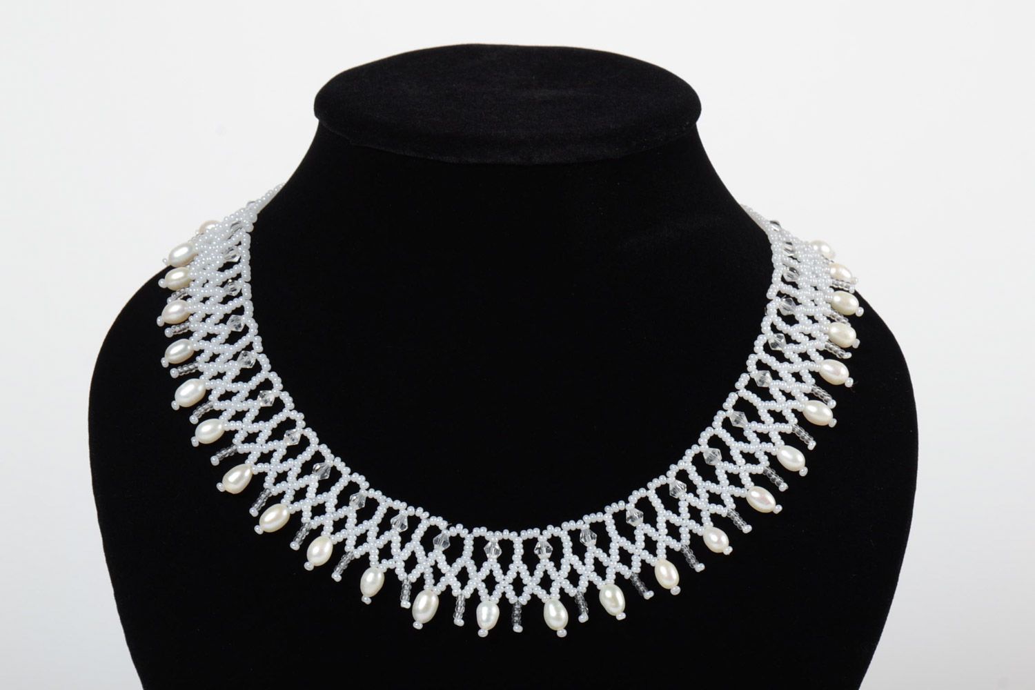 Collar de abalorios y perlas blanco artesanal trenzado adornado hecho a mano foto 1